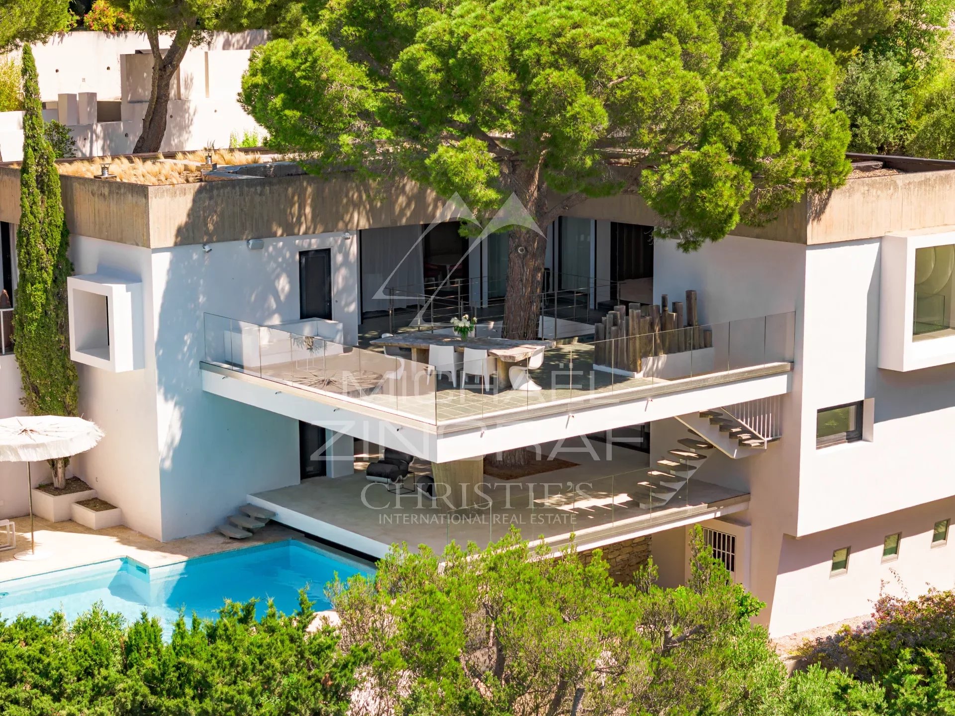 Exceptional property in Cassis