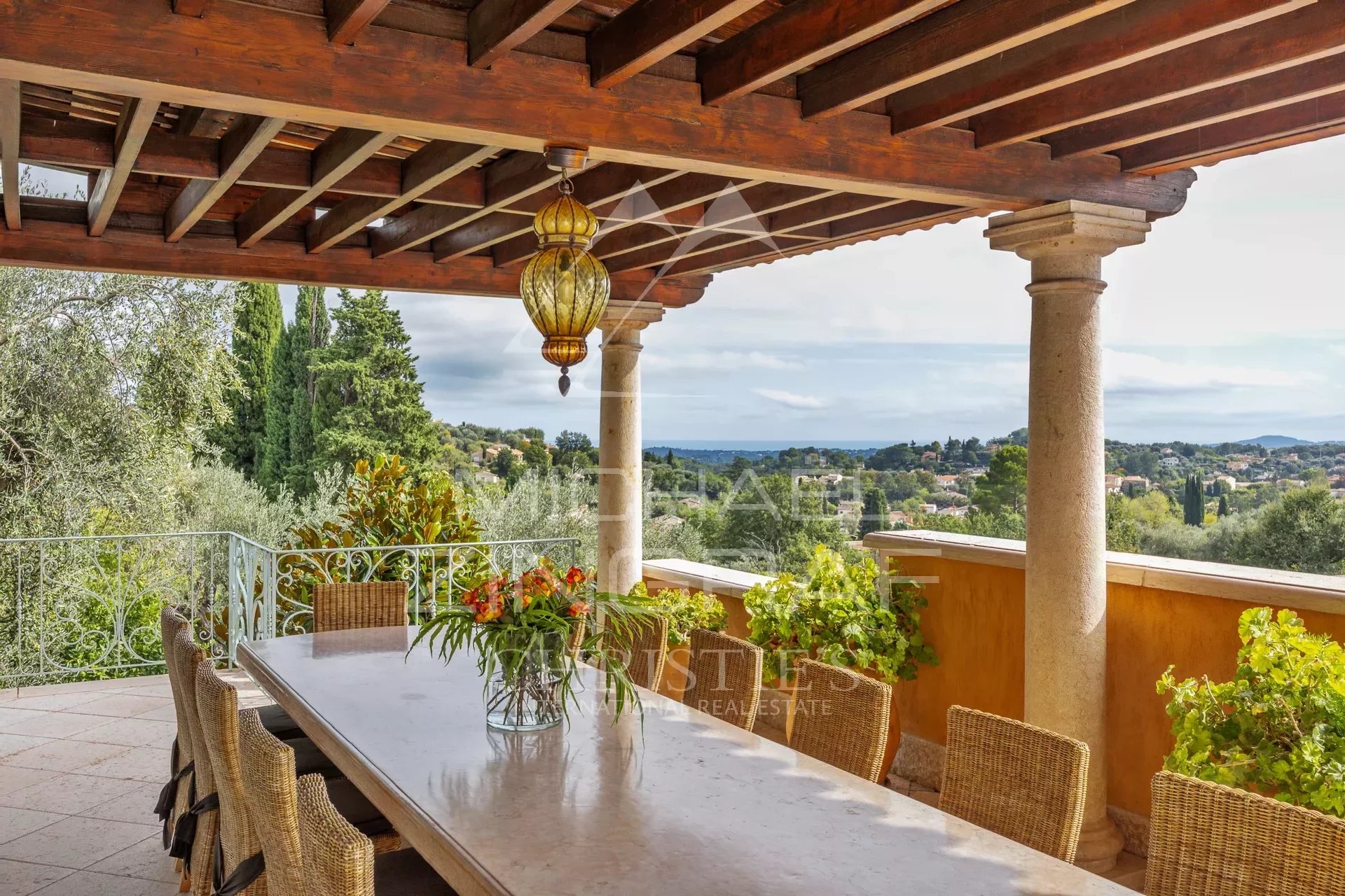 Propriété de Maitre au coeur d'un jardin luxuriant