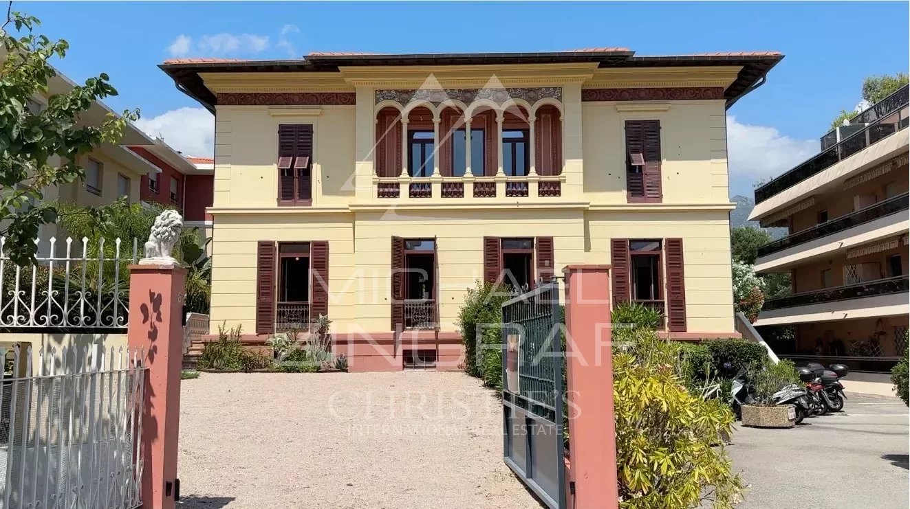 Wohnung mit Garten in der Nähe von Annehmlichkeiten in einer einzigartigen Villa