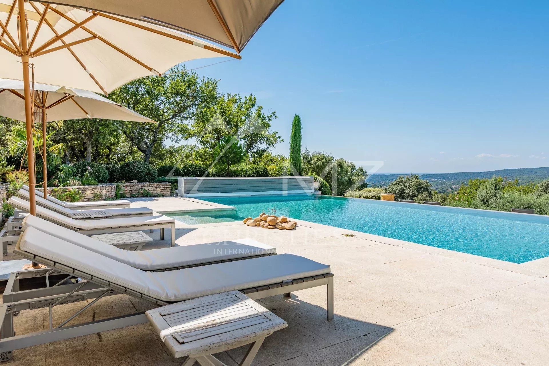 Gordes - Magnificent property with heated pool