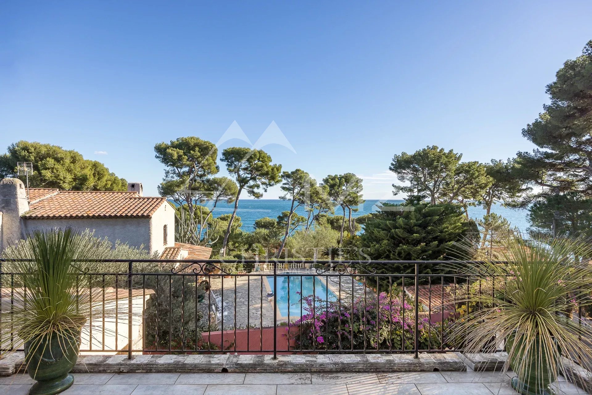 Provencal villa with sea view