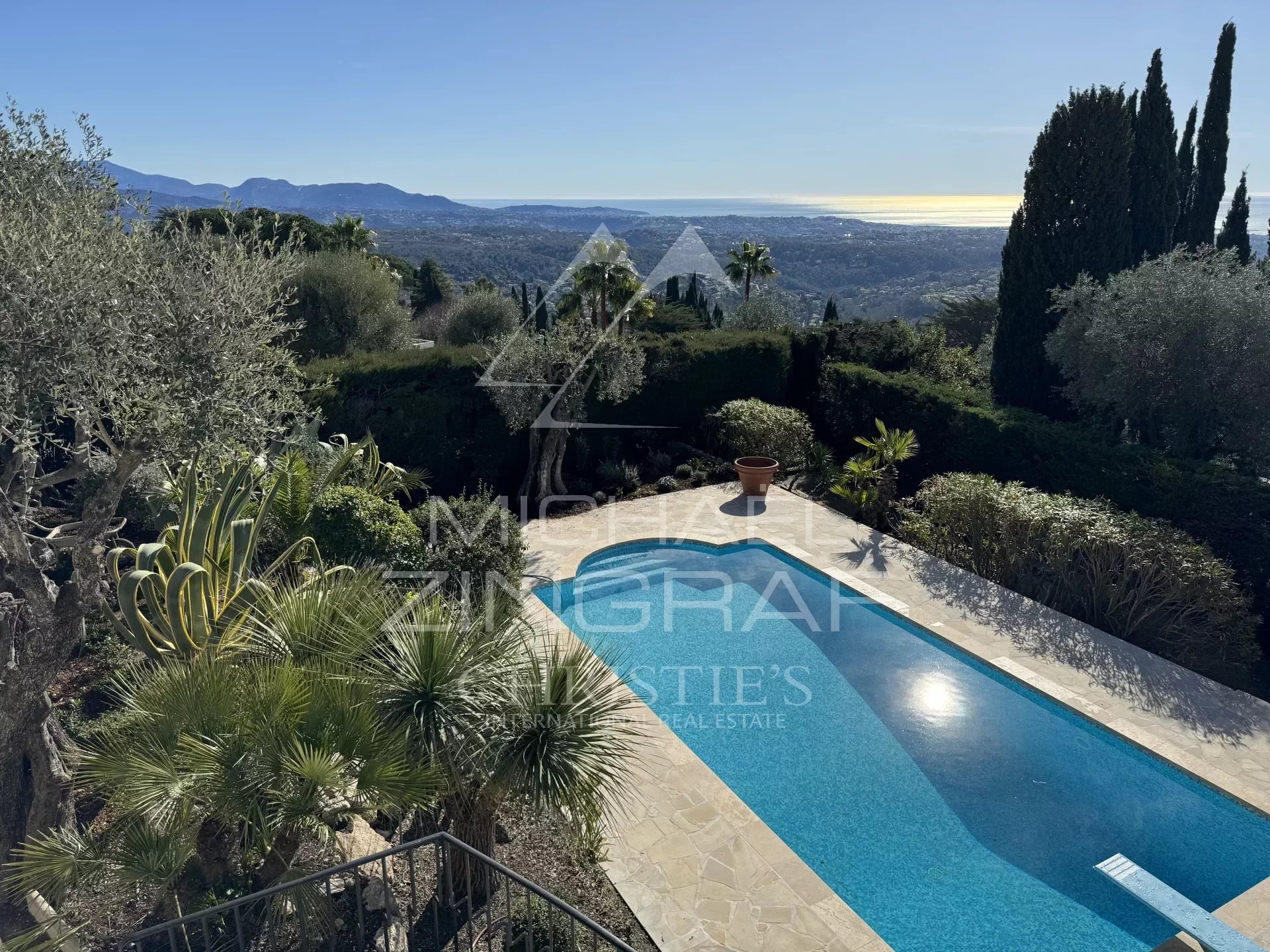 Proche Saint Paul de Vence - Propriété rénovée vue mer