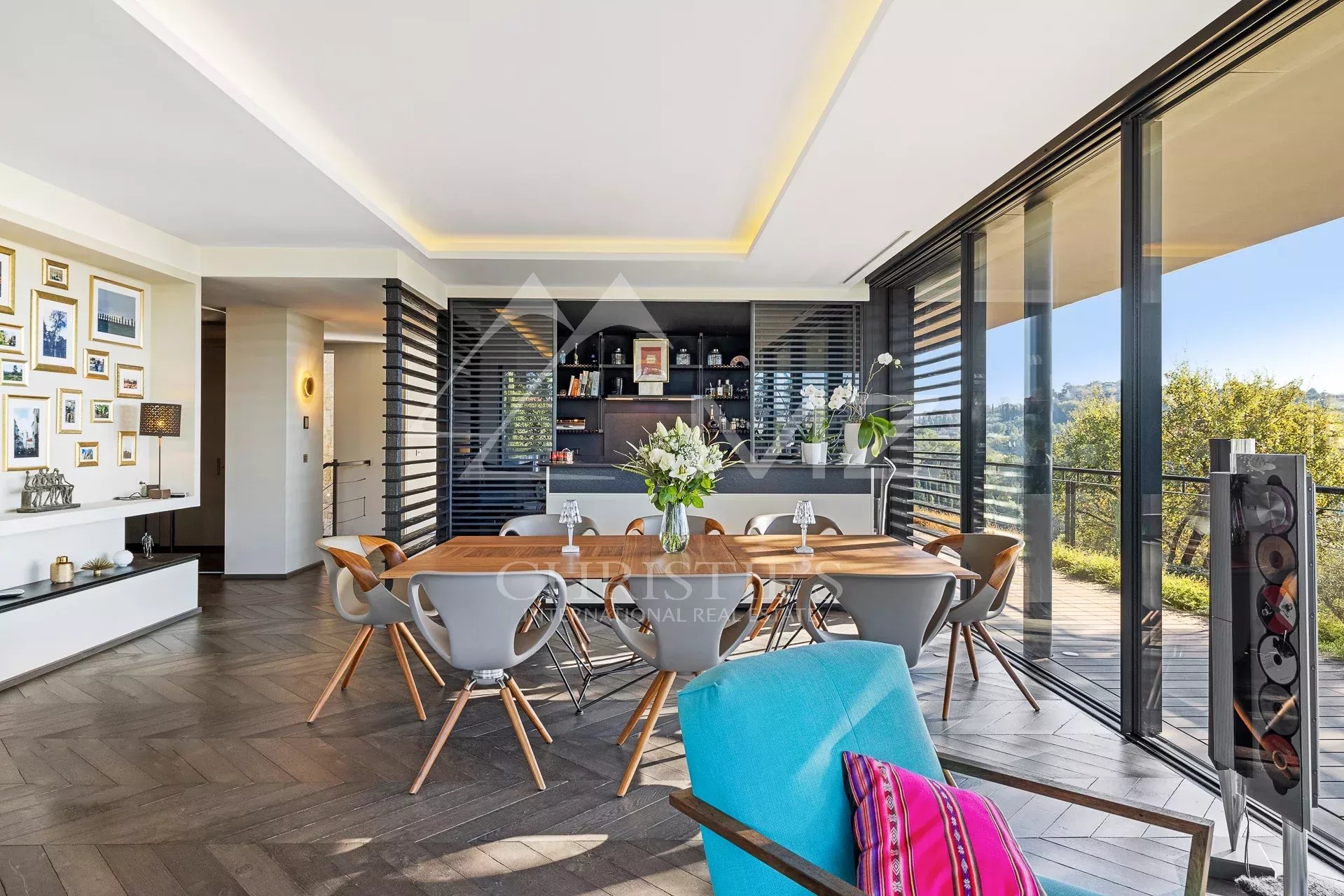 MOUGINS - CONTEMPORARY VILLA WITH PANORAMIC VIEW