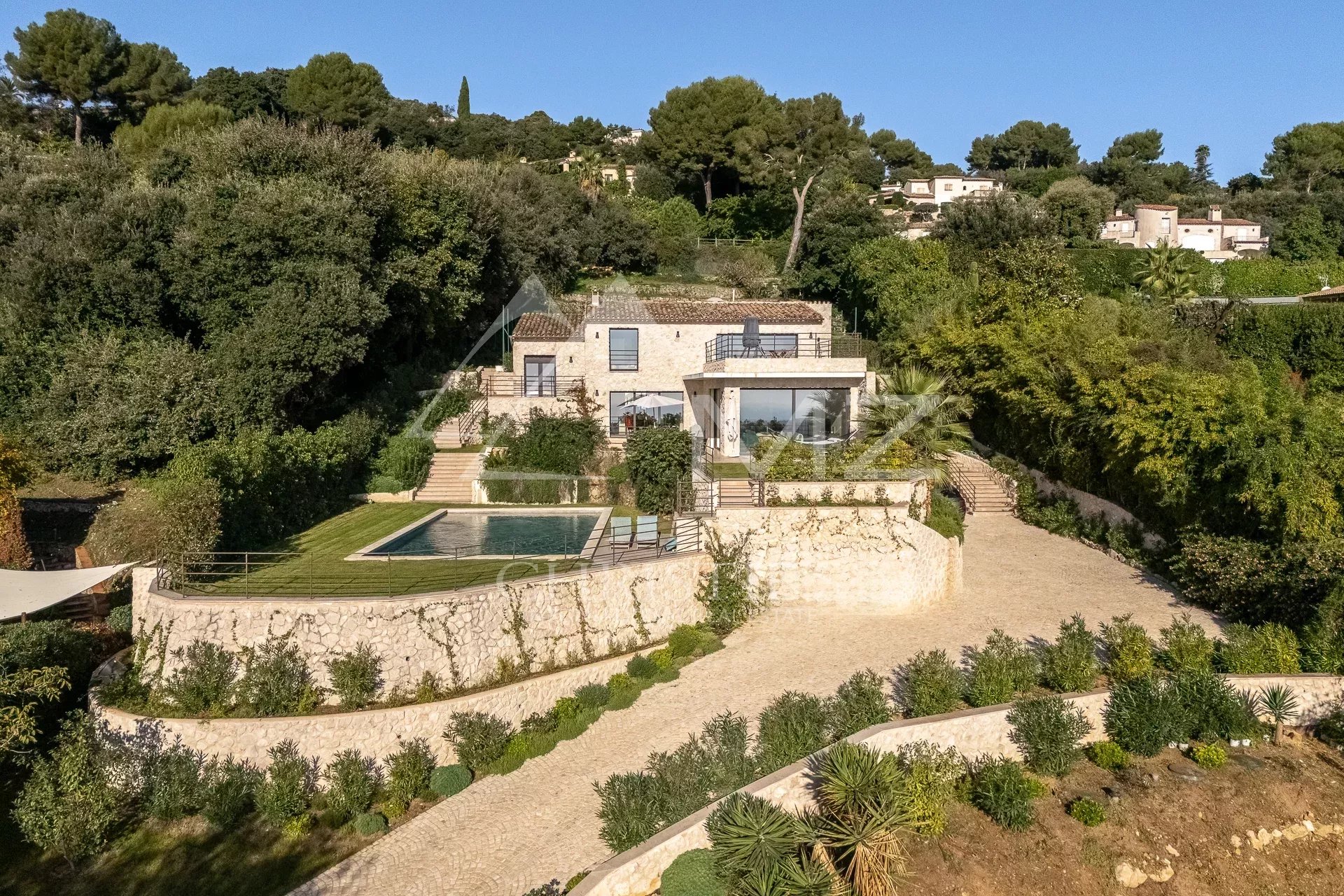 Proche Saint-Paul de Vence - Superbe propriété entièrement rénovée avec vue mer