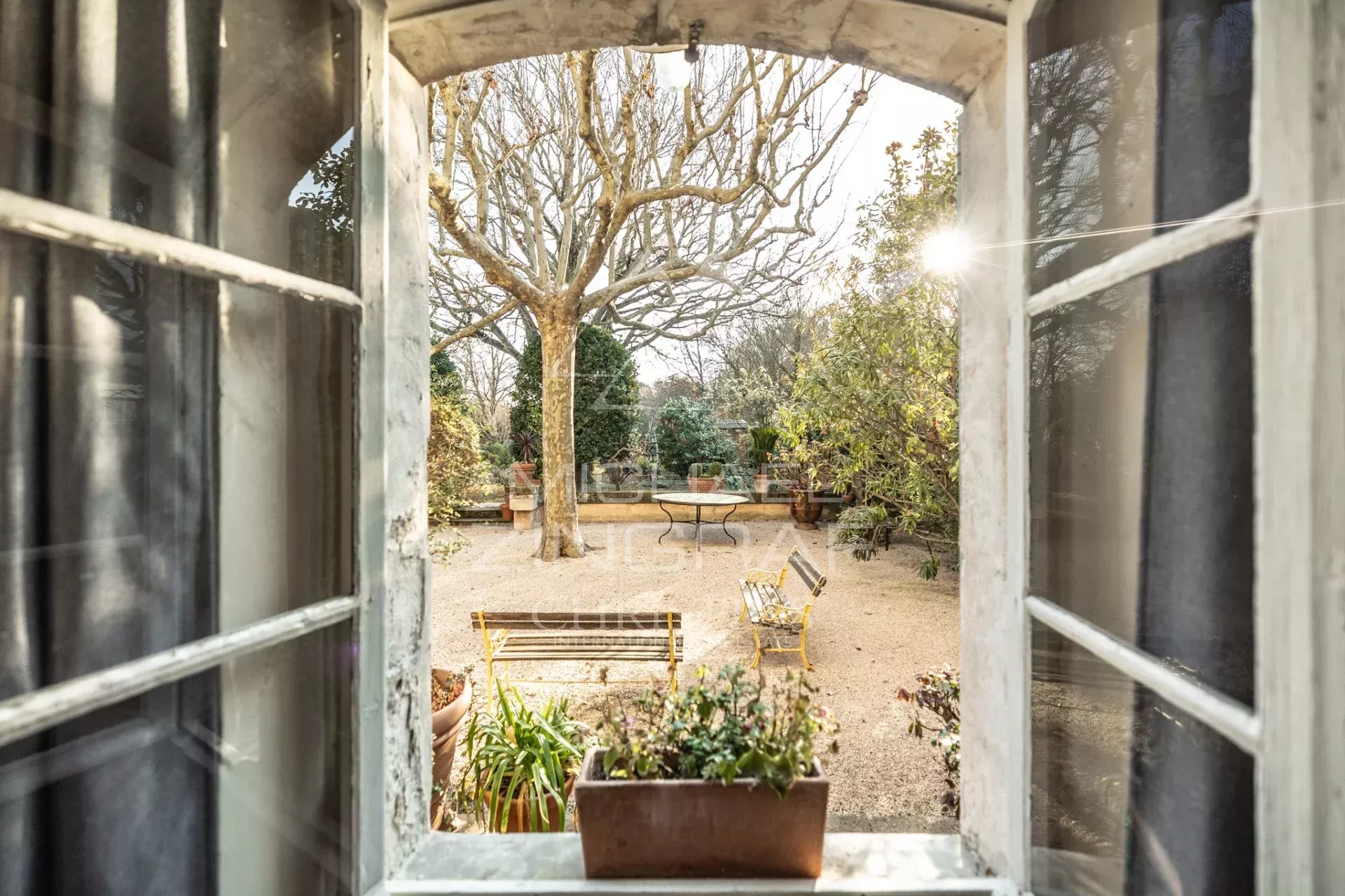 Maison de Maître du XVIIIème siècle sur un parc paysagé, piscine. A 5 mn du centre de L'Isle sur la Sorgue.