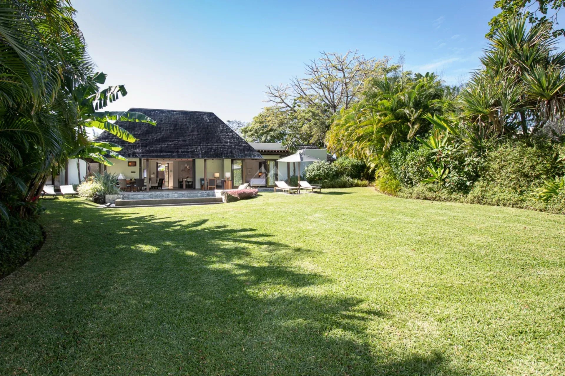 Elegante Villa mit tropischem schickem Stil - schönes Feld