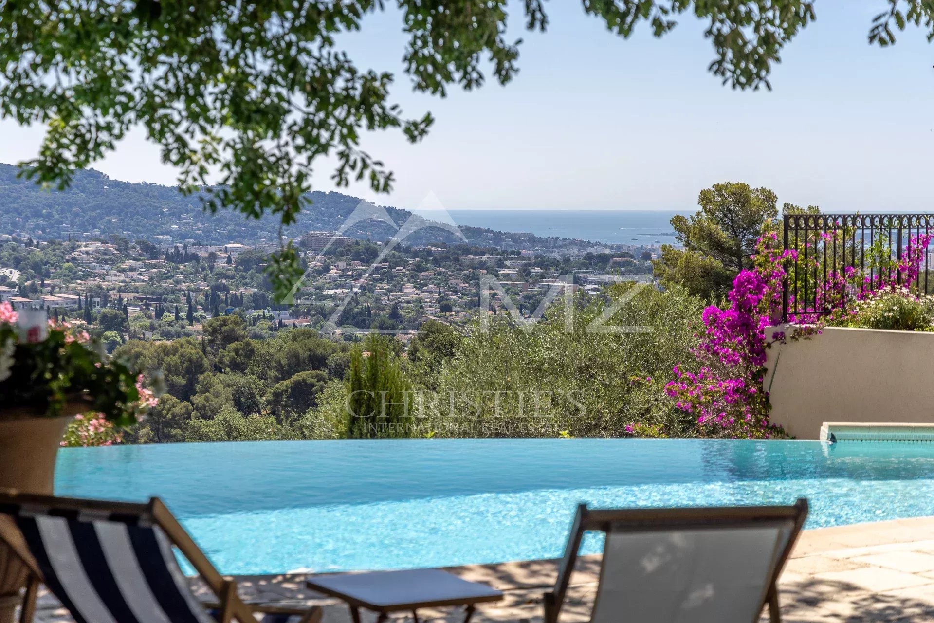 MOUGINS - Magnifique villa avec vue mer