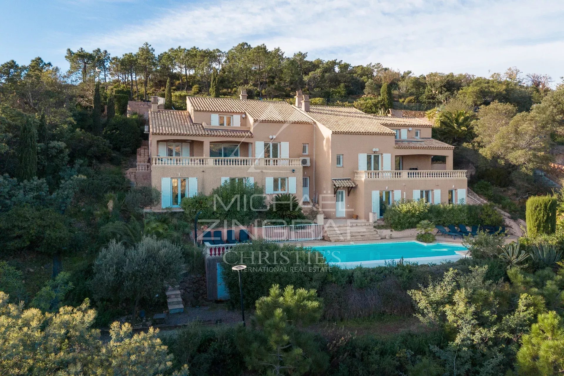 ANTHÉOR - SUPERBE VILLA DOUBLE AVEC VUE MER