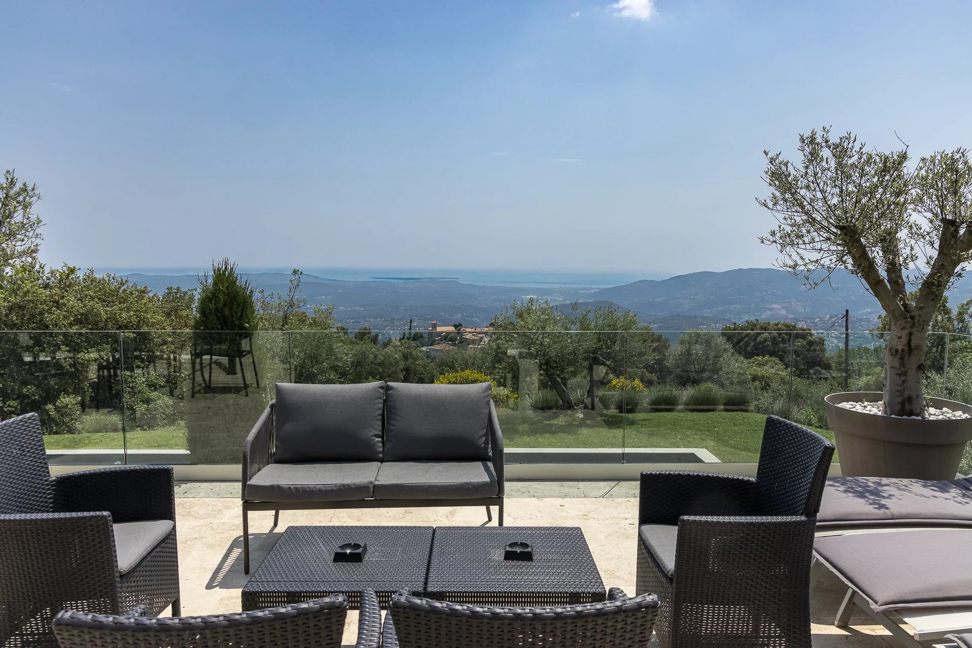 Propriété rénovée avec vue panoramique jusqu'à la mer