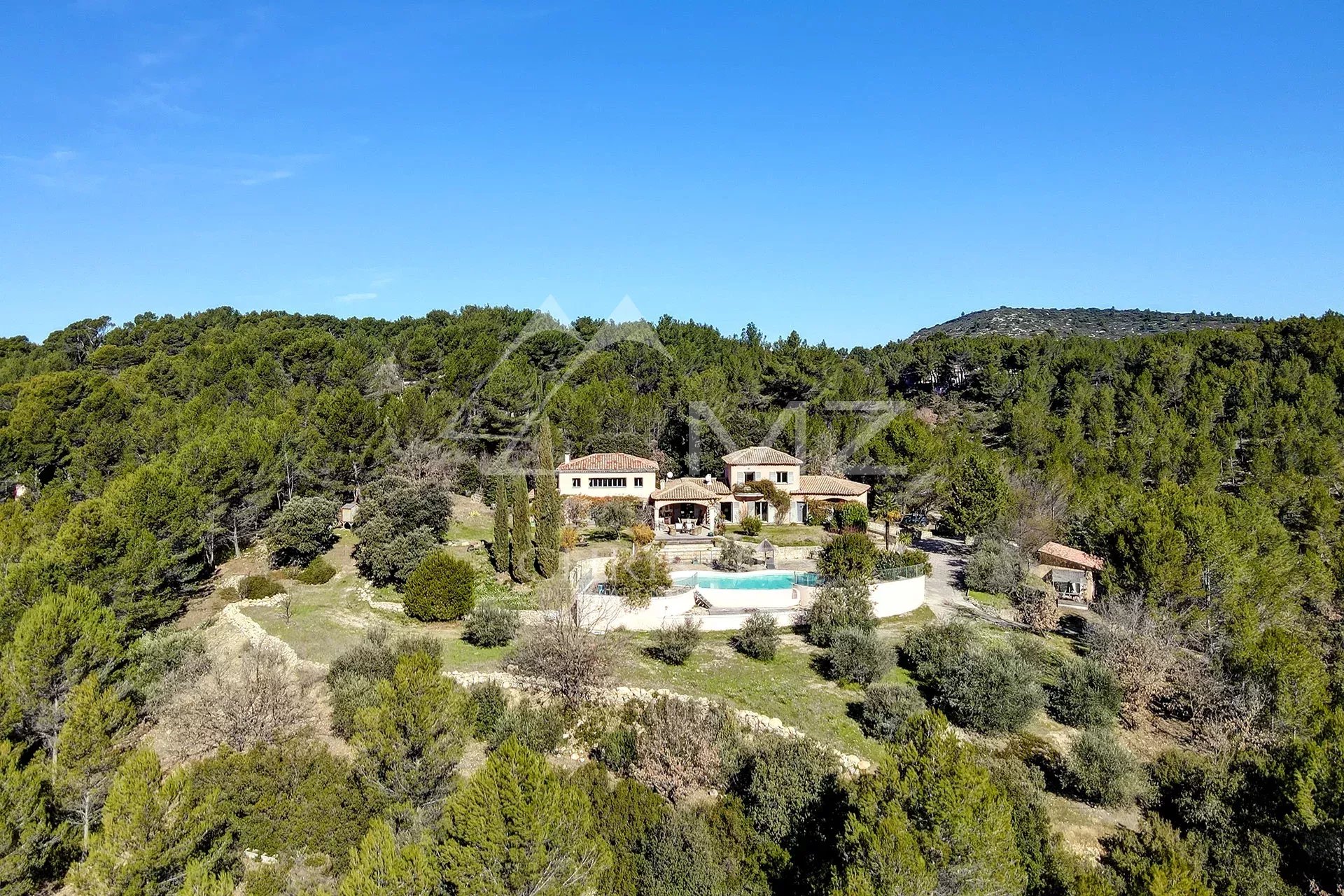 Family villa in the heart of the Provençal hill