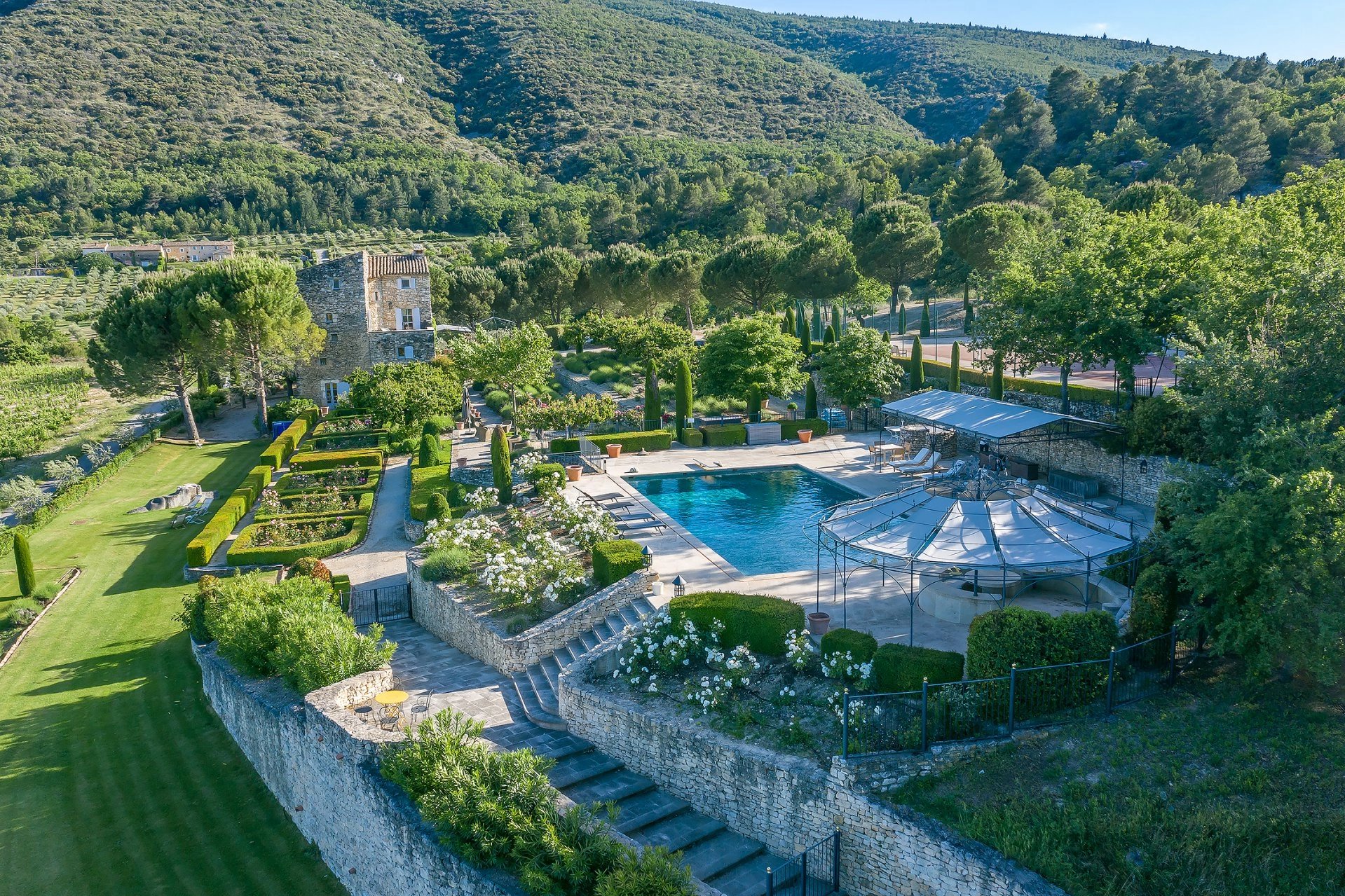 Bonnieux - Superbe mas avec tennis et prestations quasi hôtelières