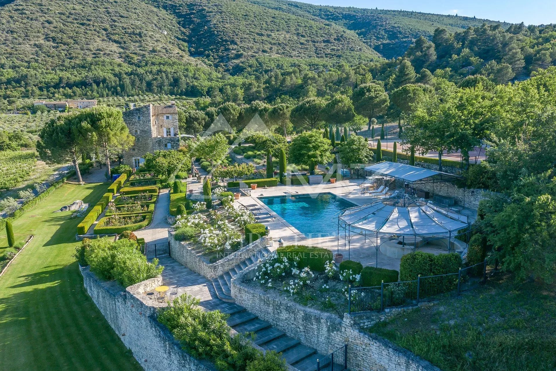 Bonnieux - Superbe mas avec tennis et prestations quasi hôtelières