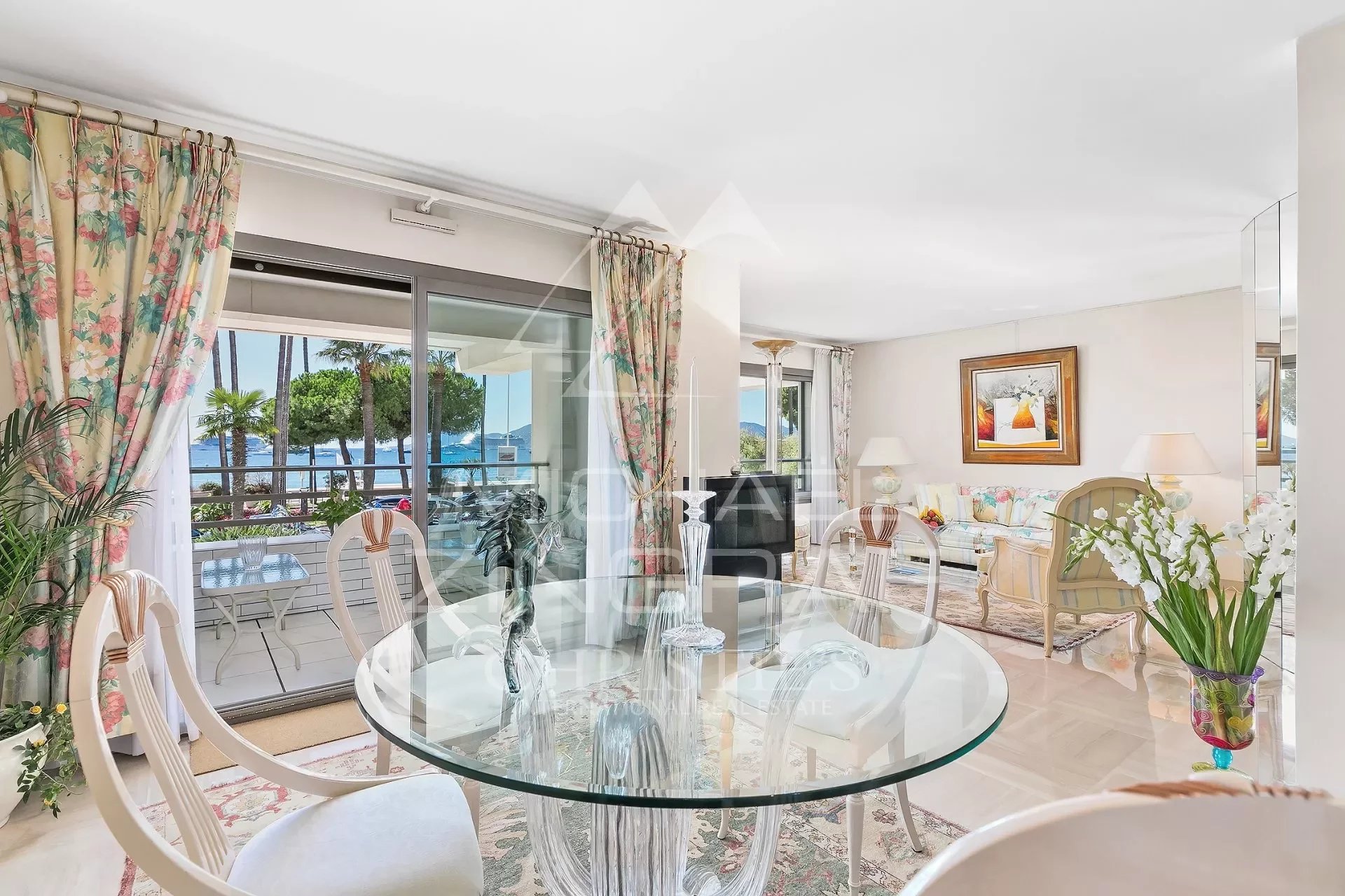 Cannes - Croisette - Elegant 3-rooms appartement with beautiful sea view