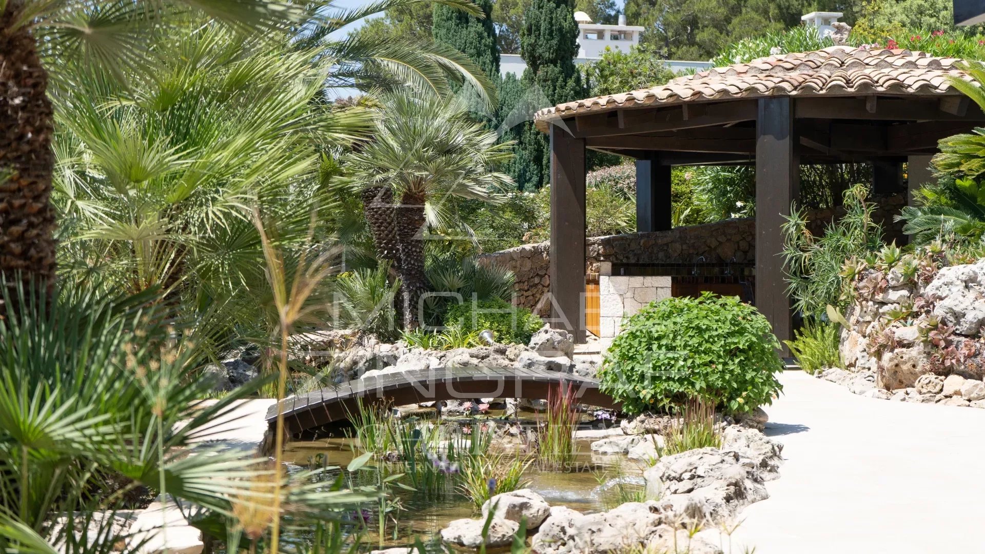 Zeitgenössisches Anwesen mit Panorama-Meerblick in einem prestigeträchtigen Anwesen