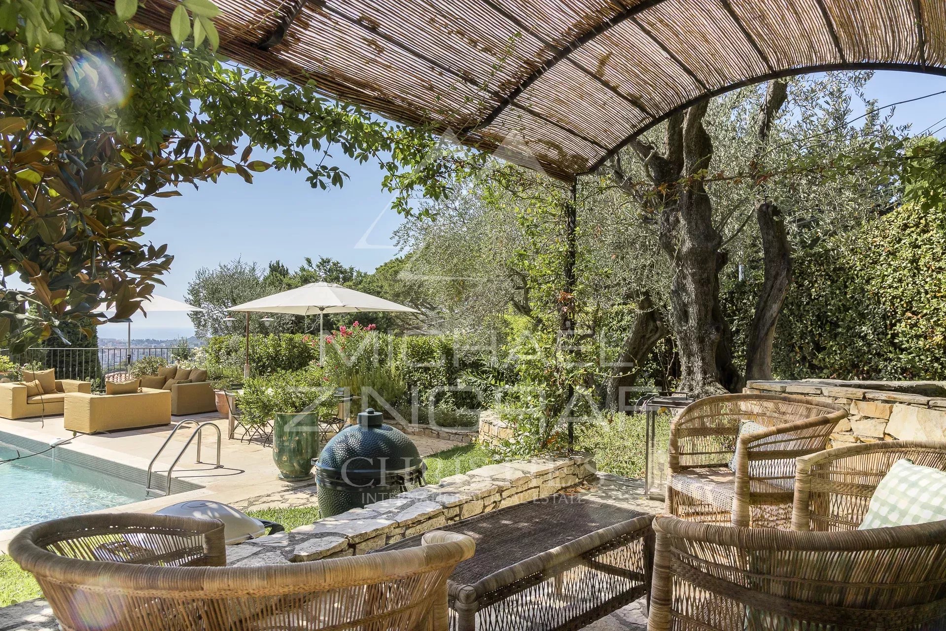 À pied du village, charmante villa avec vue panoramique mer