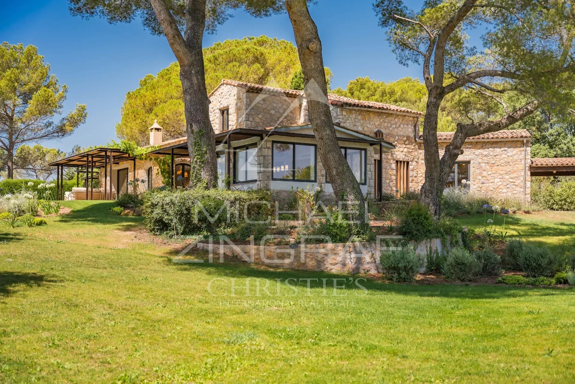 In der Nähe von Mougins - Wohngebiet, charmantes Bauernhaus aus Stein