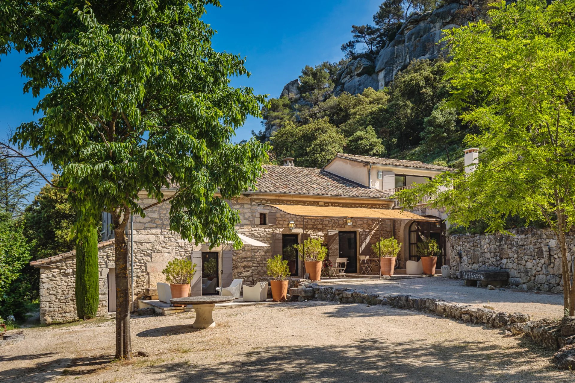 Oppède - Belle maison en pierres dans un écrin de nature