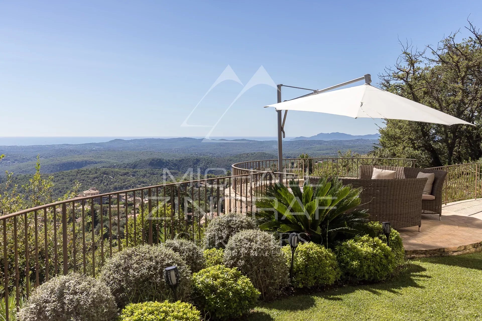 Tourrettes sur Loup: Dominant property walking distance to the village