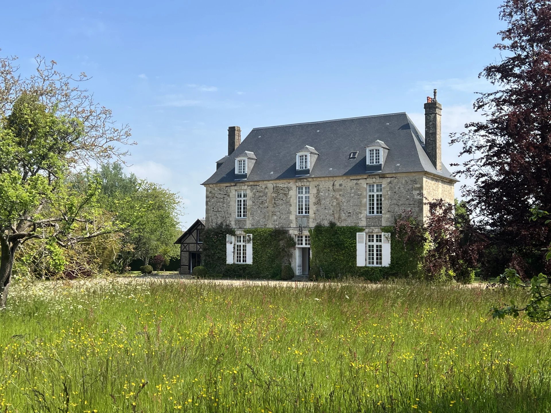 ELEGANT MANOIR DU XVIIIème AVEC DÉPENDANCES PROCHE DE LA MER