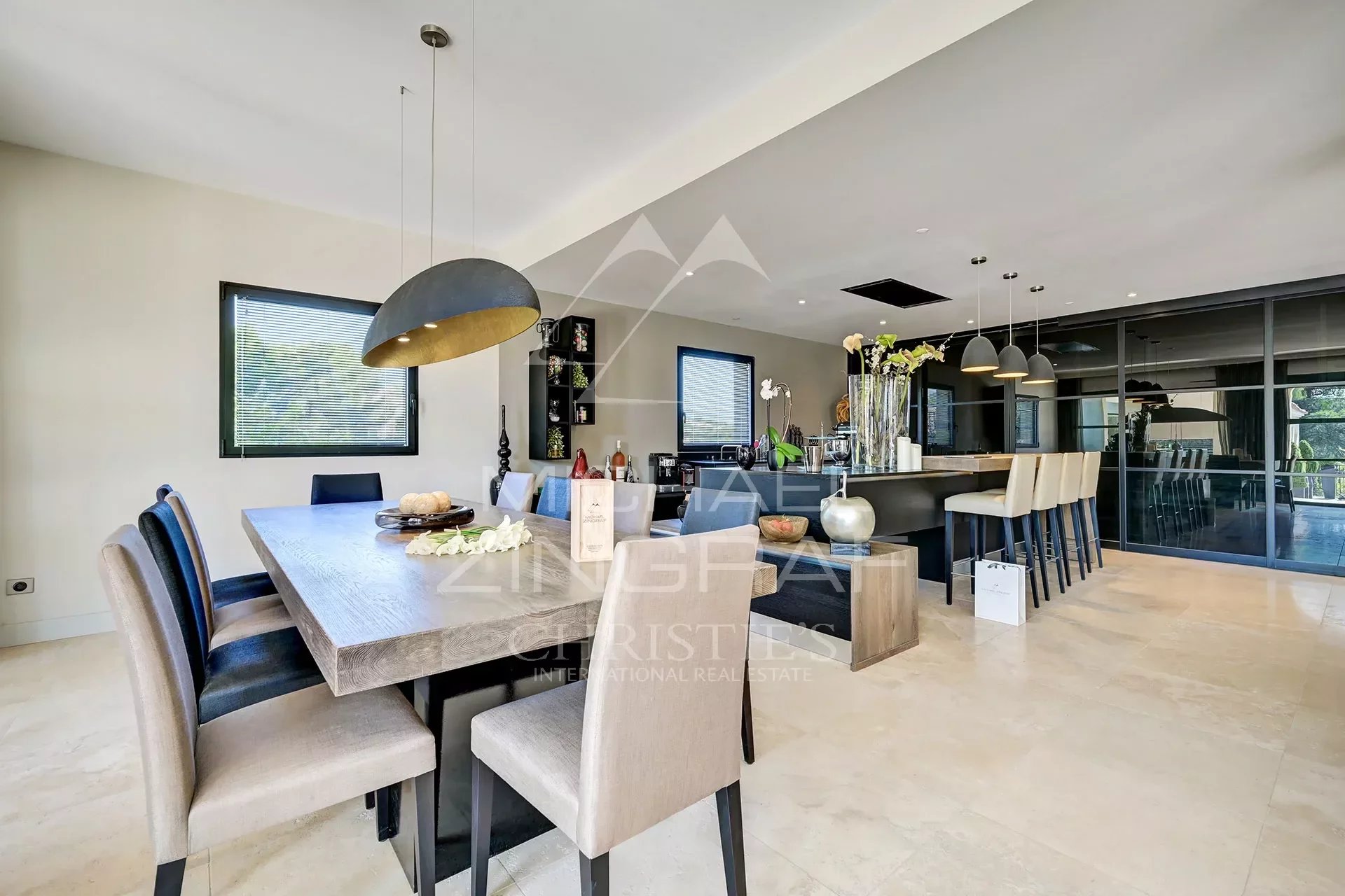 Prestigious villa in domain with Golf