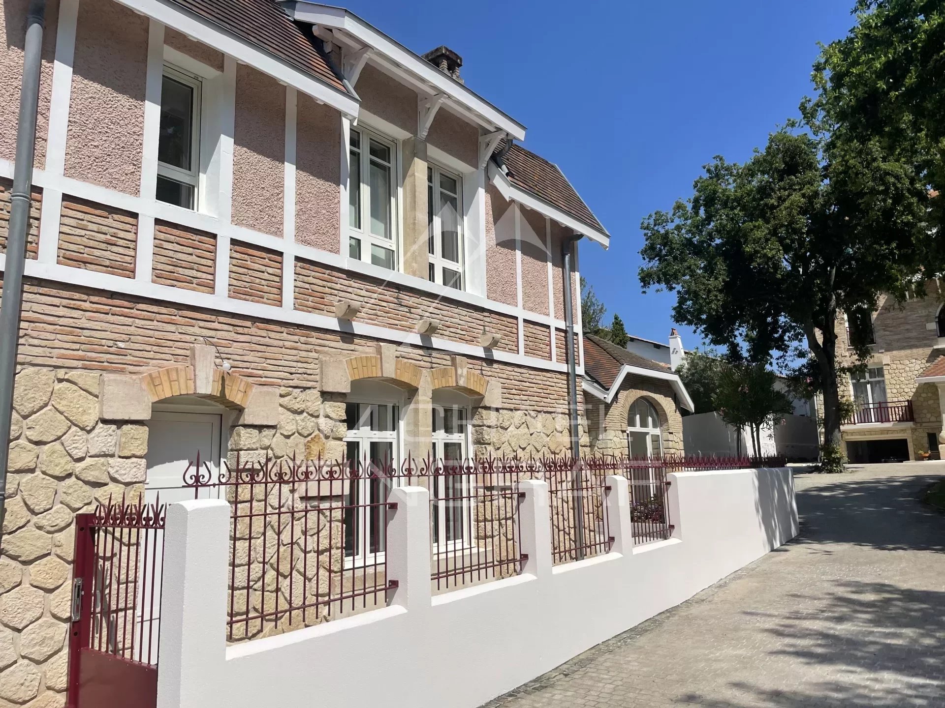 Town centre house with private access to the beach