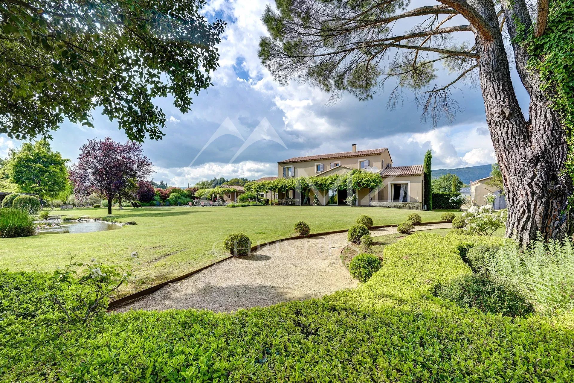 Saint-Saturnin-lès-Apt - Exceptionnelle propriété avec maison d'amis et piscines