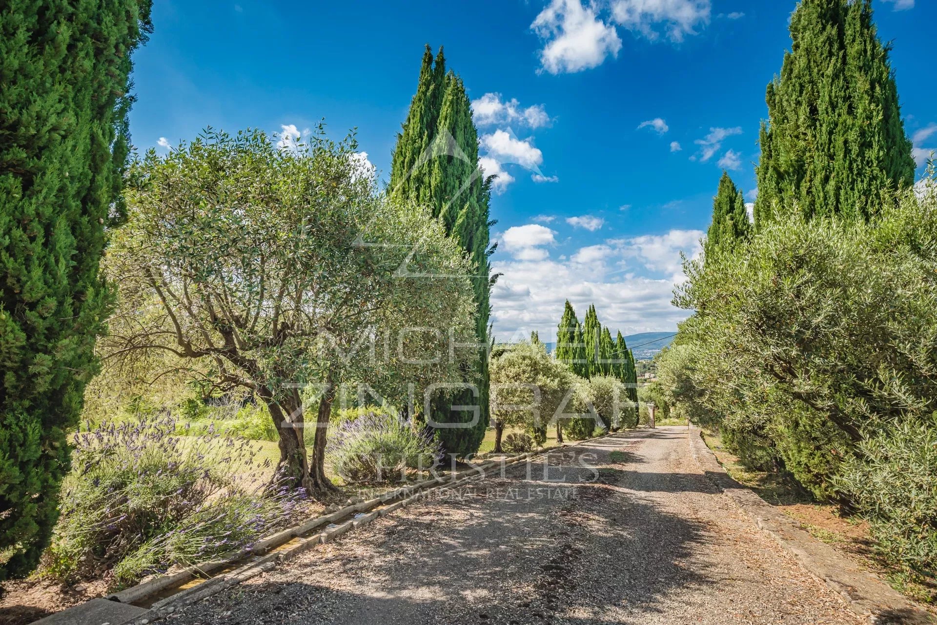 Charming 1920s house with superb views in the Luberon