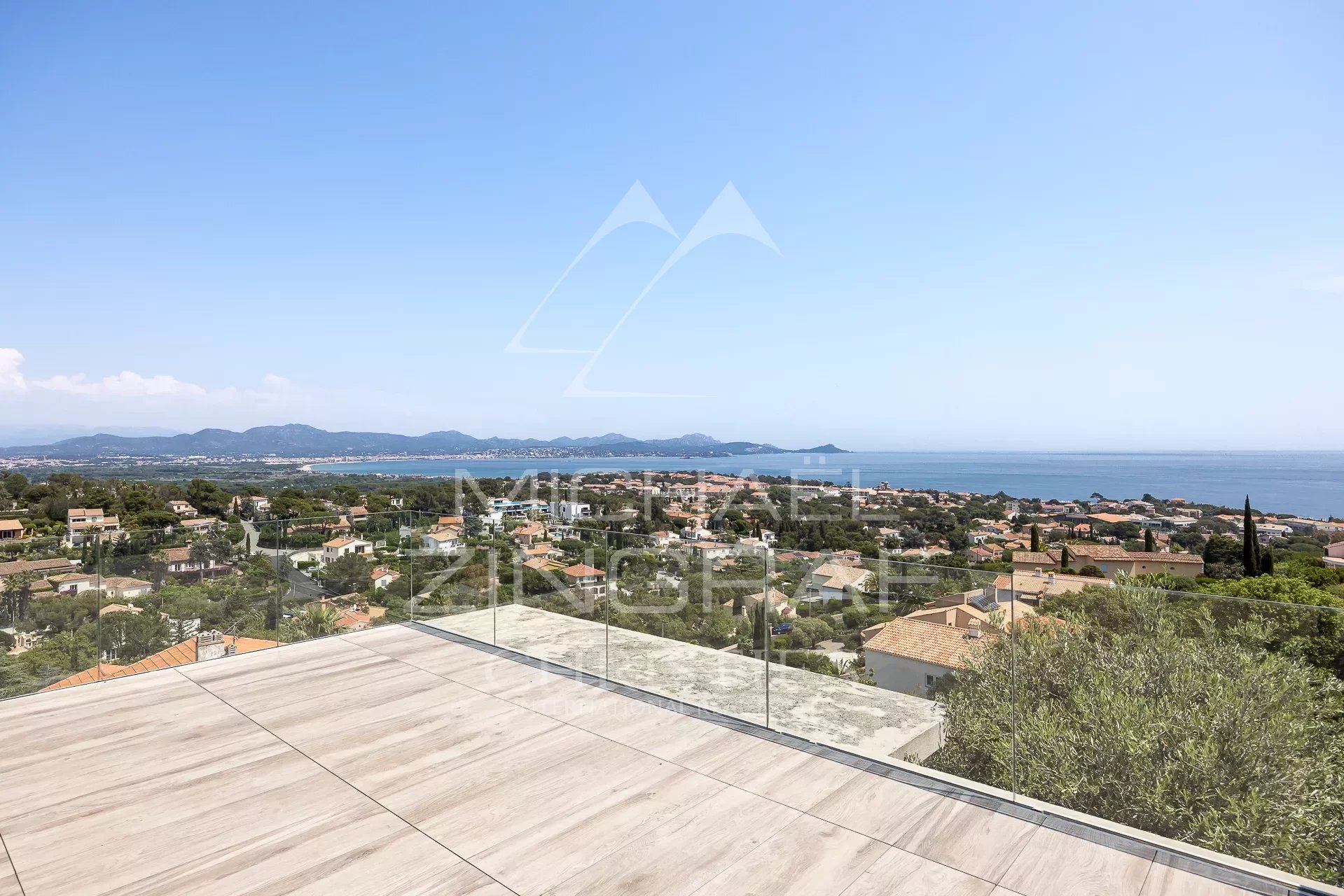 Villa with sea view between Cannes and Saint-Tropez