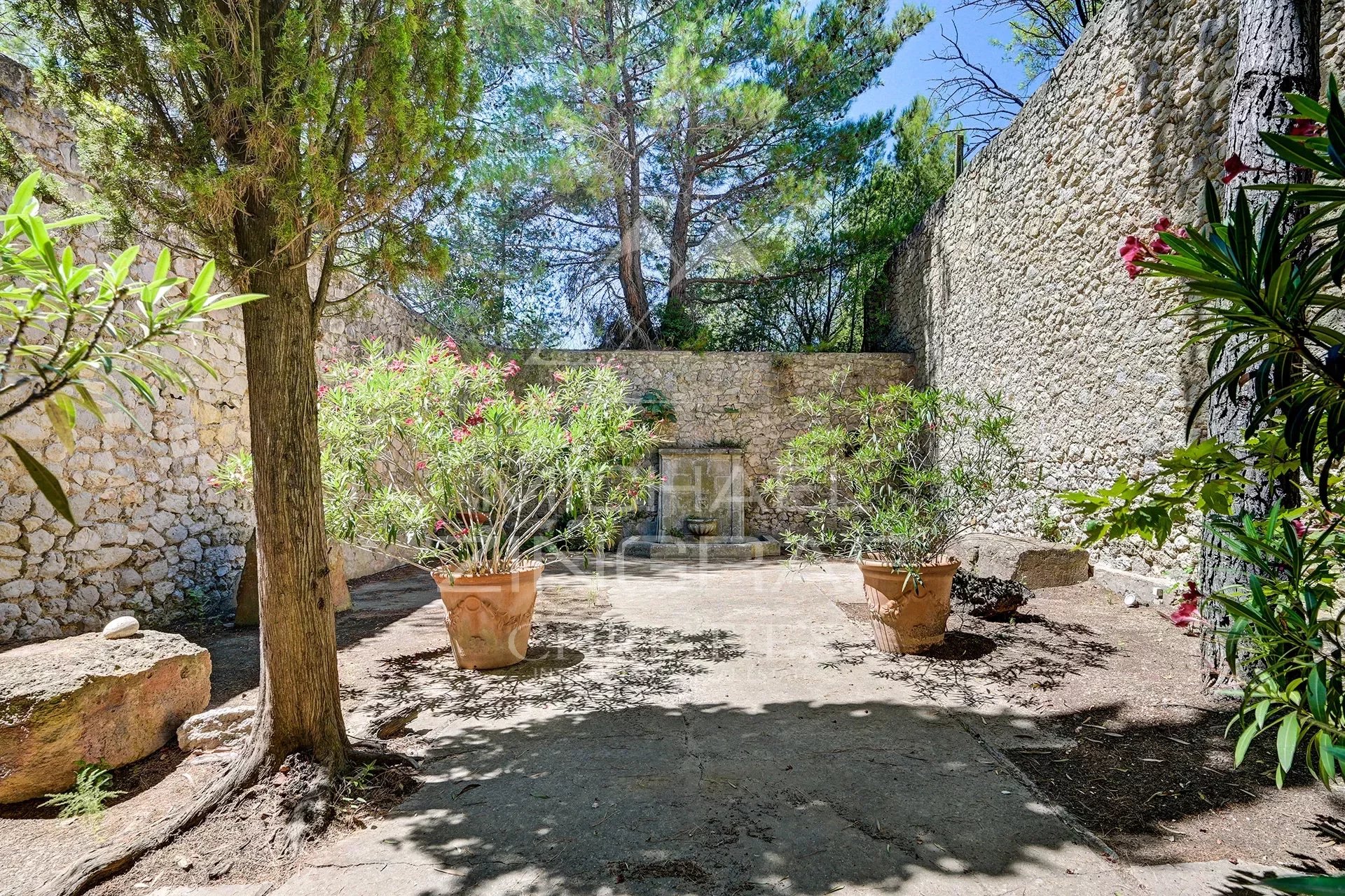 Near Aix-en-Provence, charming property with swimming pool and tennis