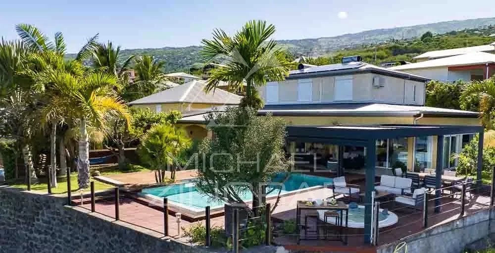 Villa in the heart of the seaside resort of Saint-Leu