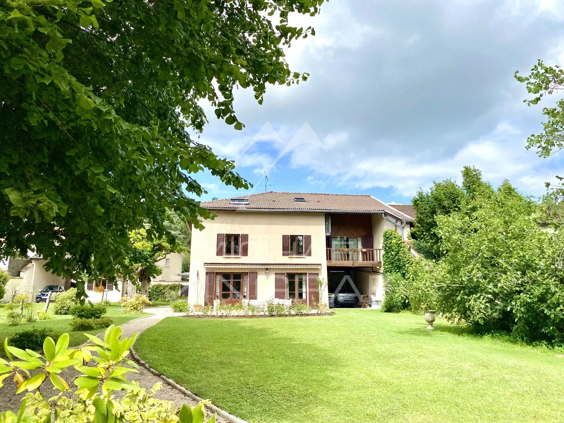 Haus aus dem 19. Jahrhundert mit Swimmingpool in einem bewaldeten Park am Fluss