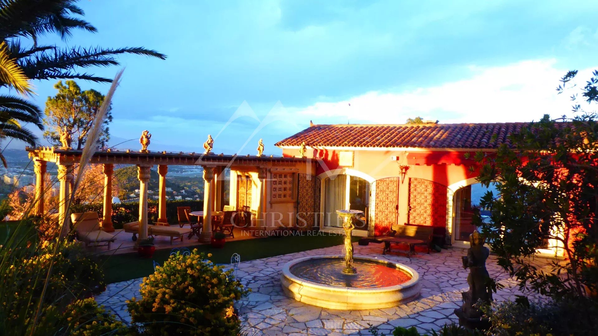 Außergewöhnliche Villa mit Meer- und Bergpanorama in Théoule sur Mer