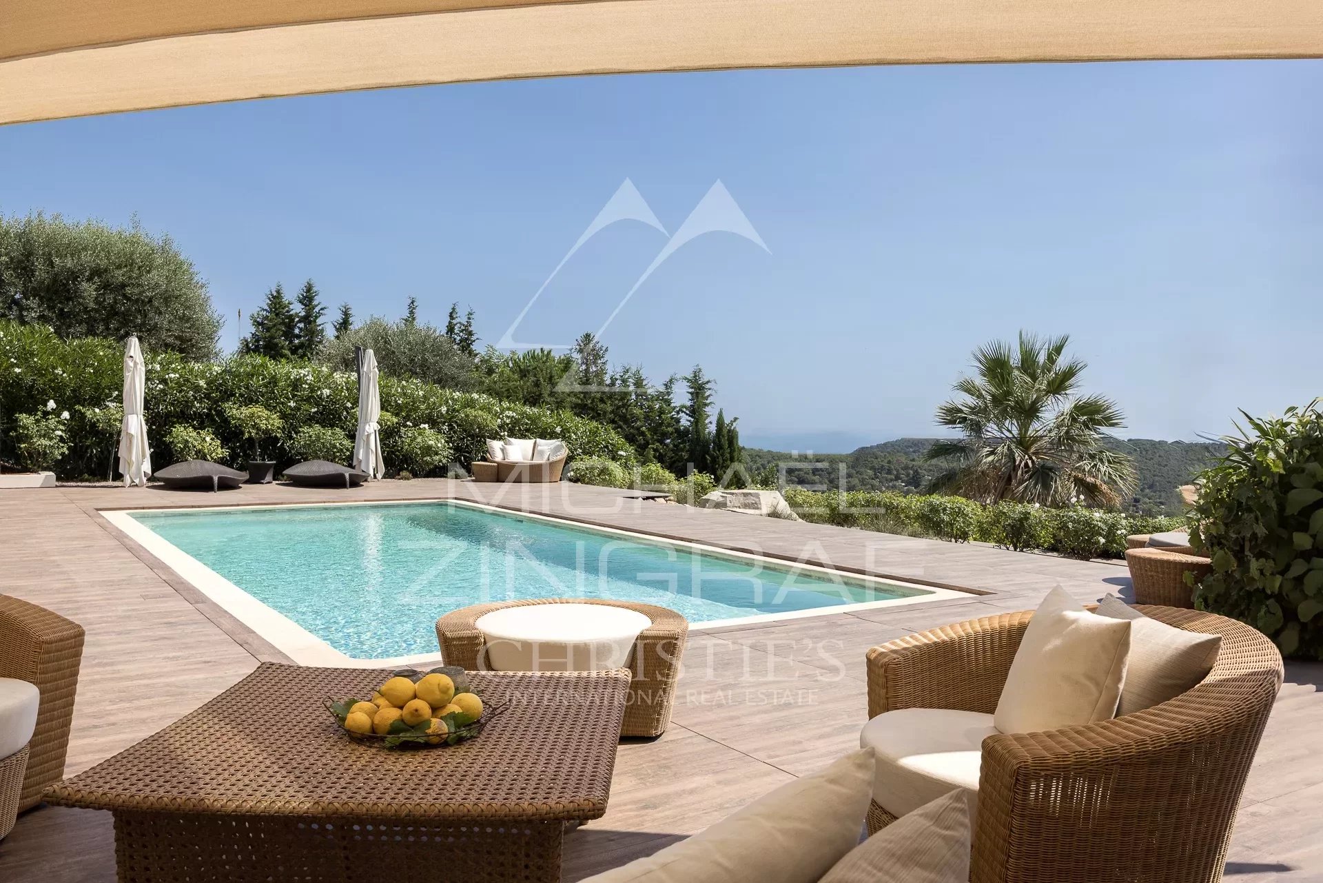 Close to Saint-Paul-de-Vence - Modern property and panoramic views