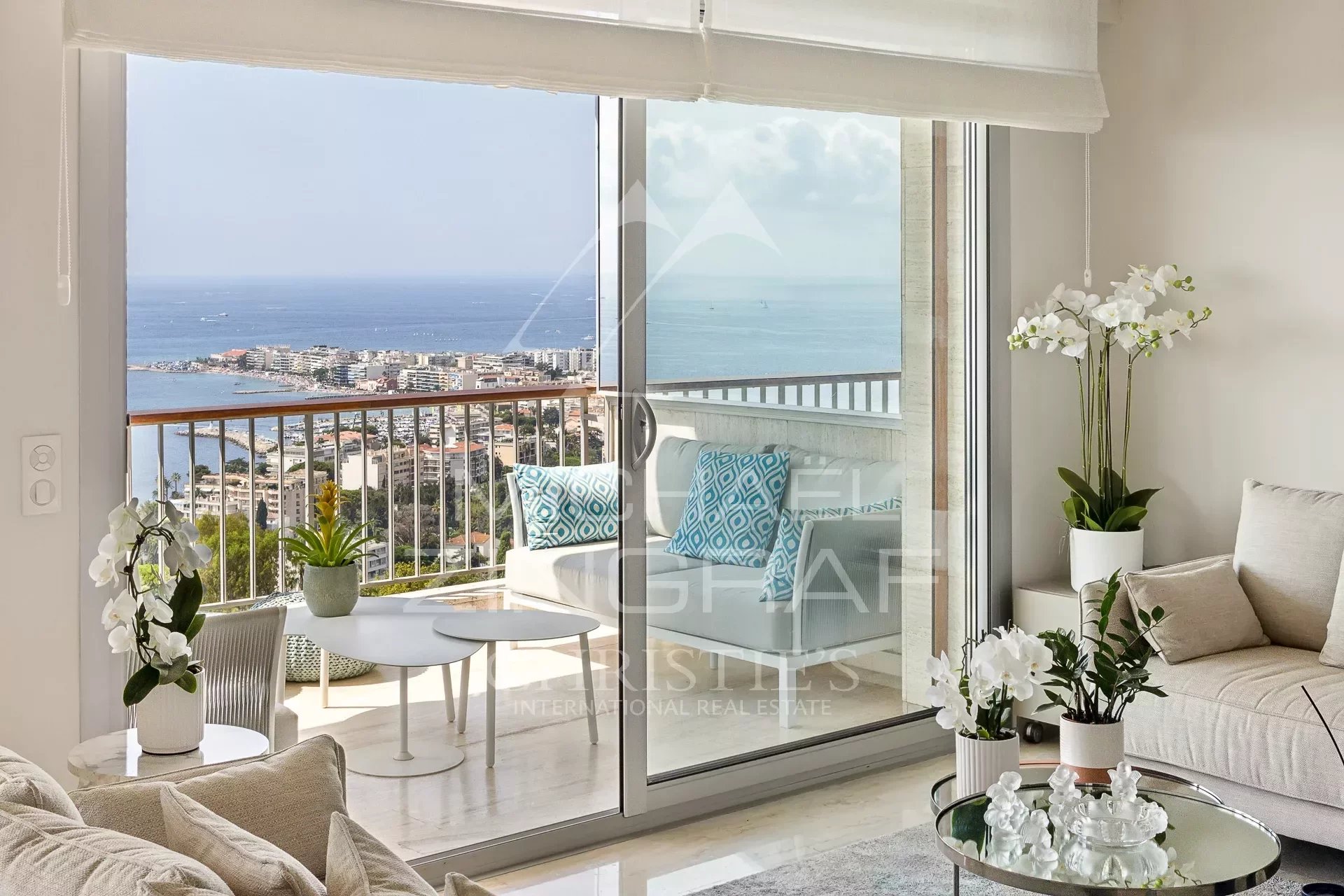 SOLE AGENT: Superb contemporary apartment with sea view