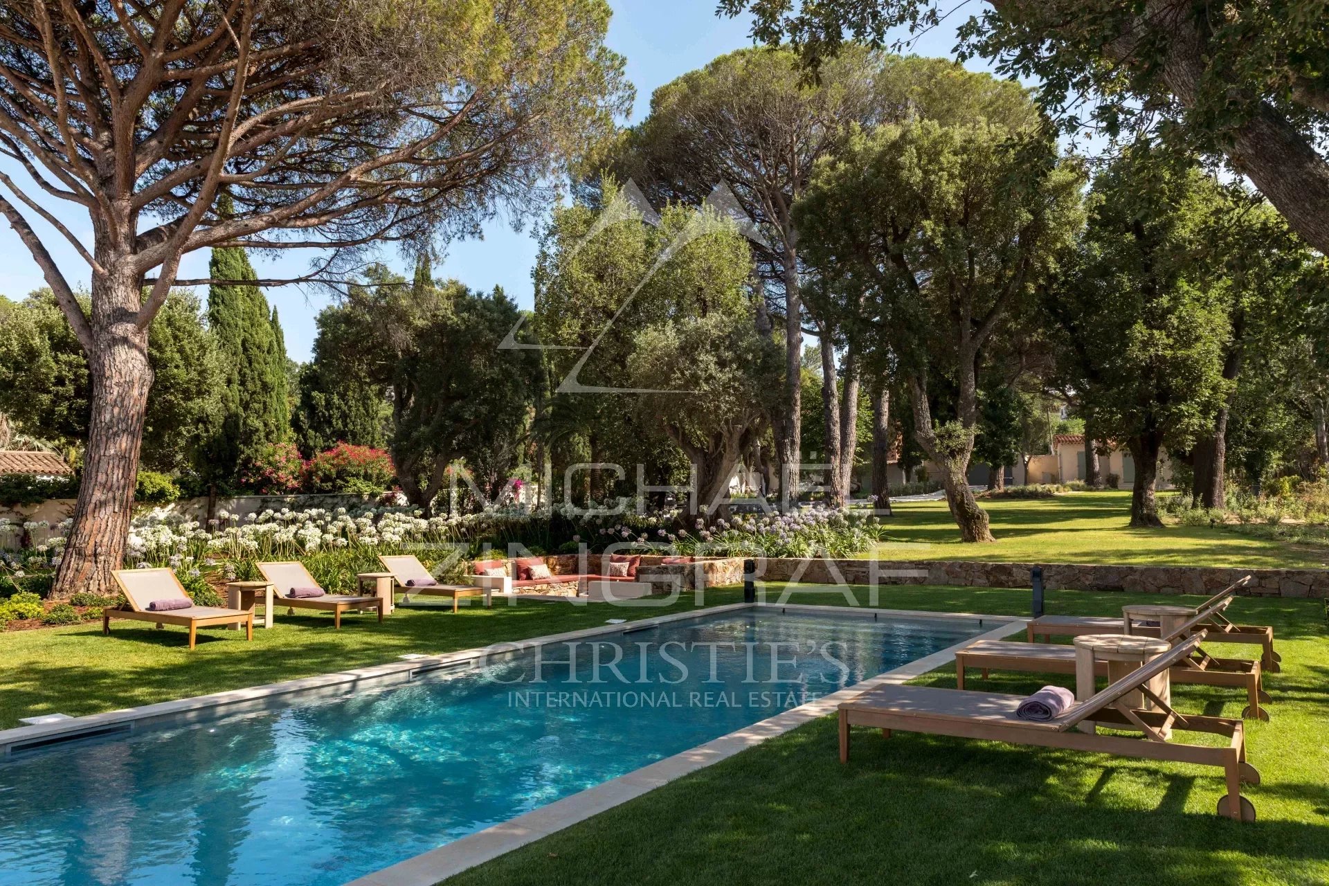 Nahe Saint-Tropez - Neue Villa mit den Füßen im Wasser