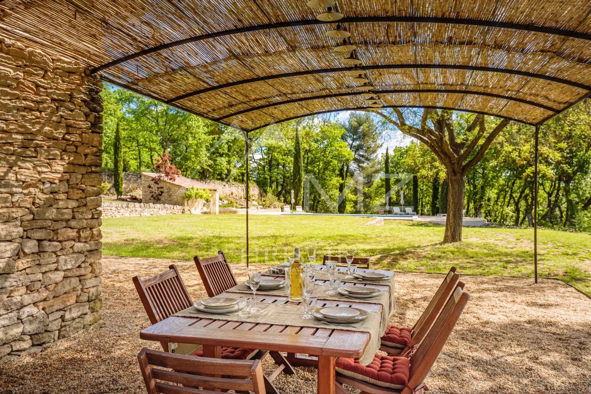 Gordes - Superbe maison contemporaine en pierres