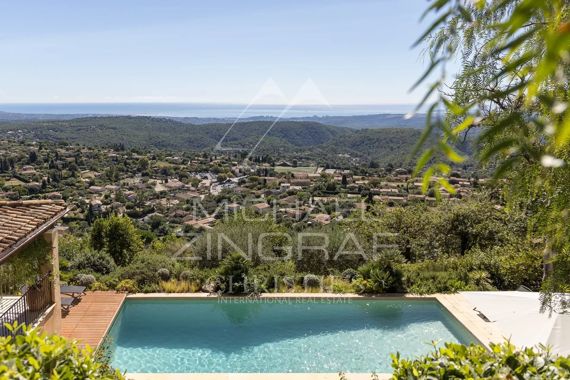 Tourrettes sur Loup: Dominant property walking distance to the village