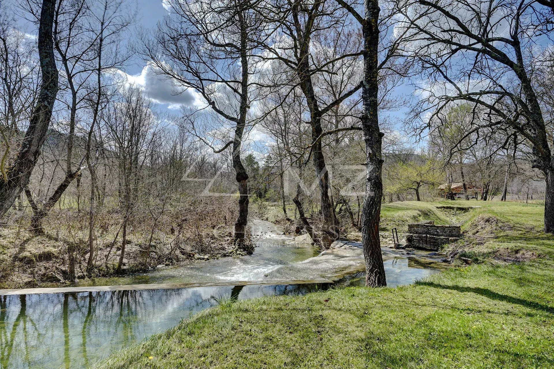 Moulin du XVII élégamment rénové