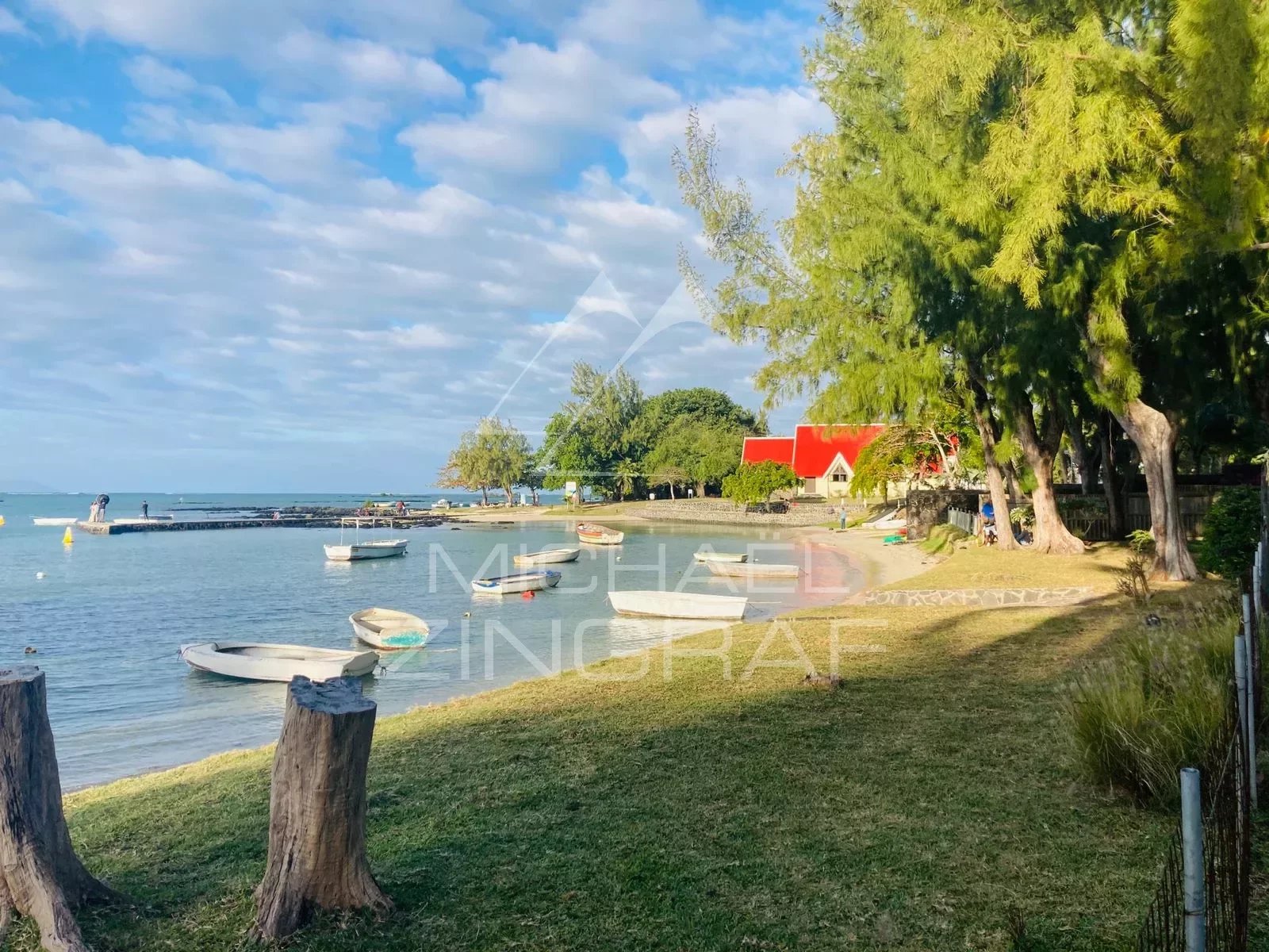 Maison pieds dans l'eau superbe vue sur les iles du Nord