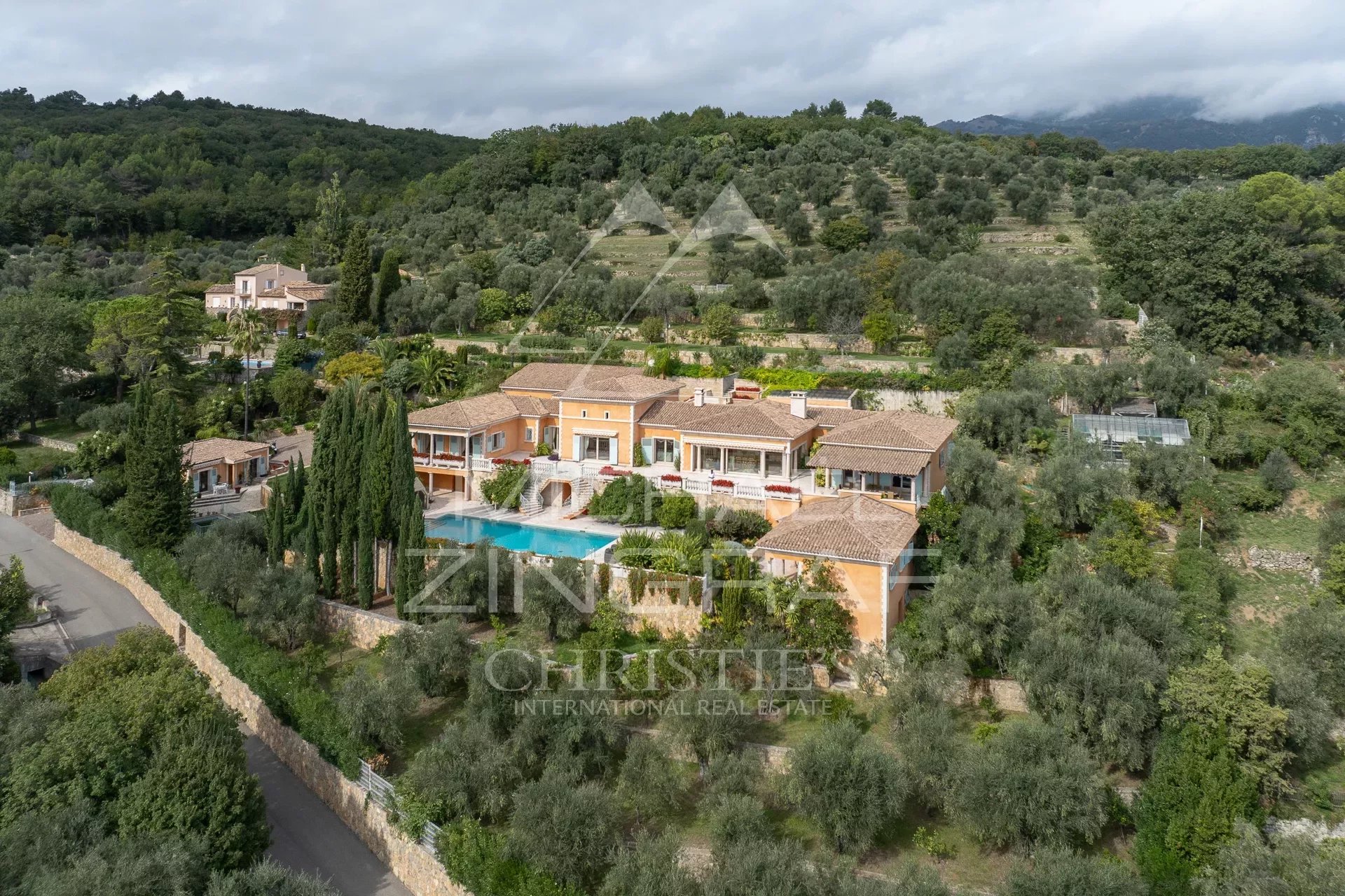 Family property in the heart of a lush garden