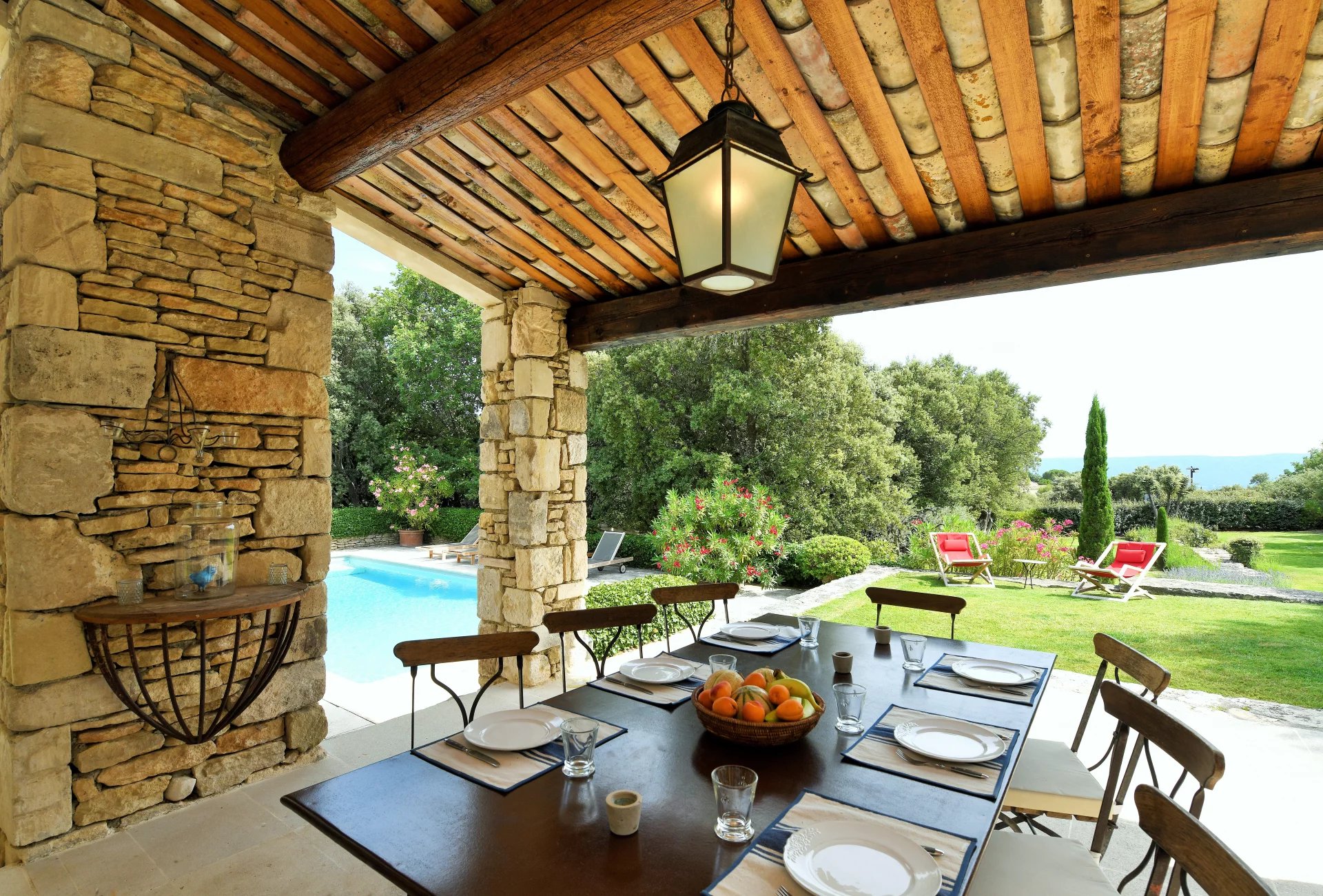 Gordes - Belle maison en pierres avec tennis et piscine chauffée