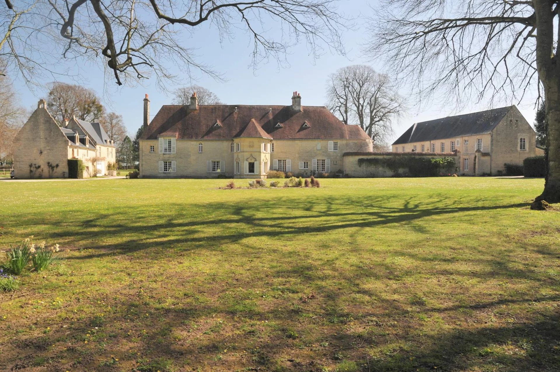 FANTASTIQUE CHÂTEAU AVEC DÉPENDANCES SUR UN VASTE PARC