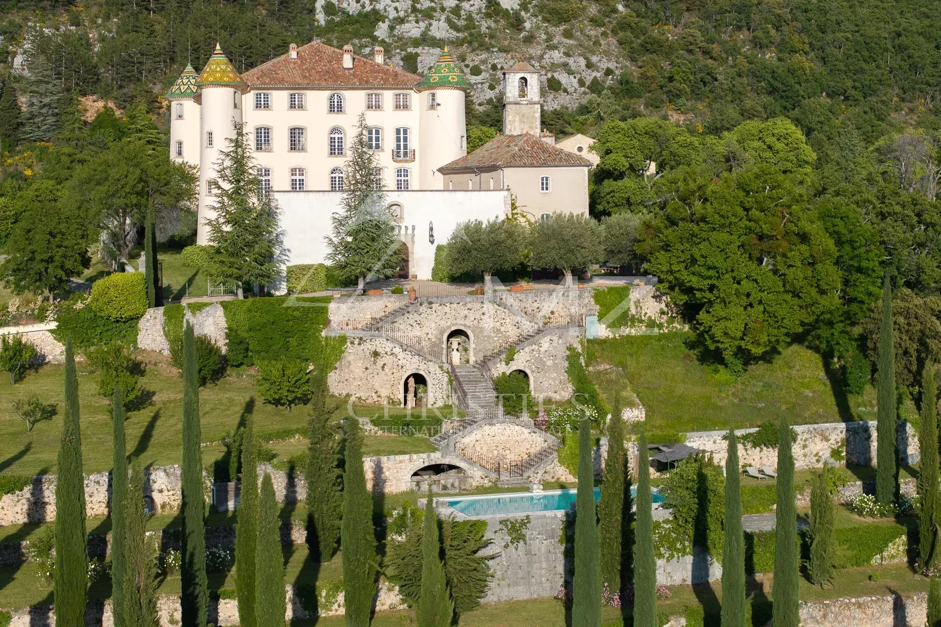 Aiguines - Remarquable domaine avec château provençal