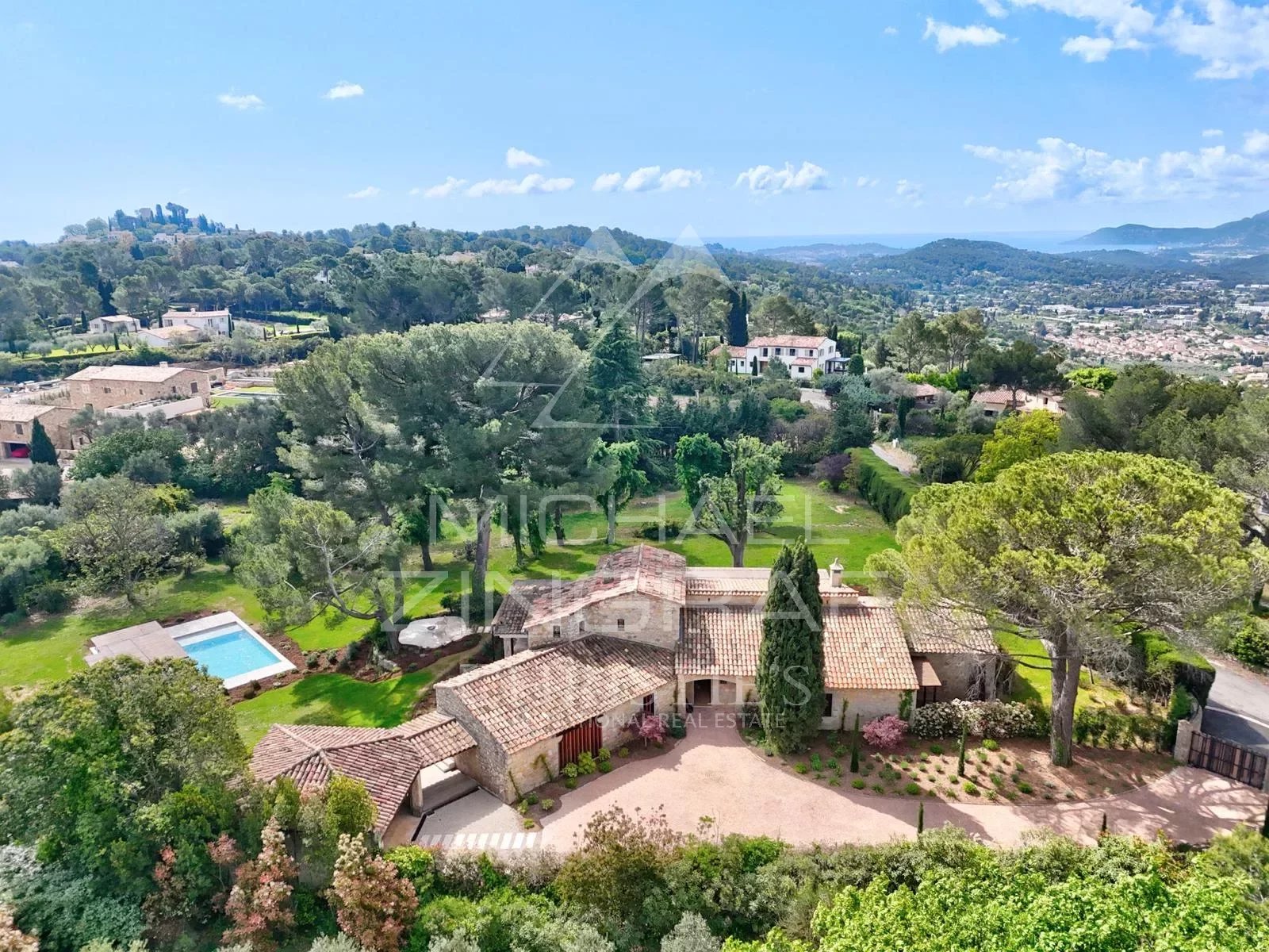 In der Nähe von Mougins - Wohngebiet, charmantes Bauernhaus aus Stein