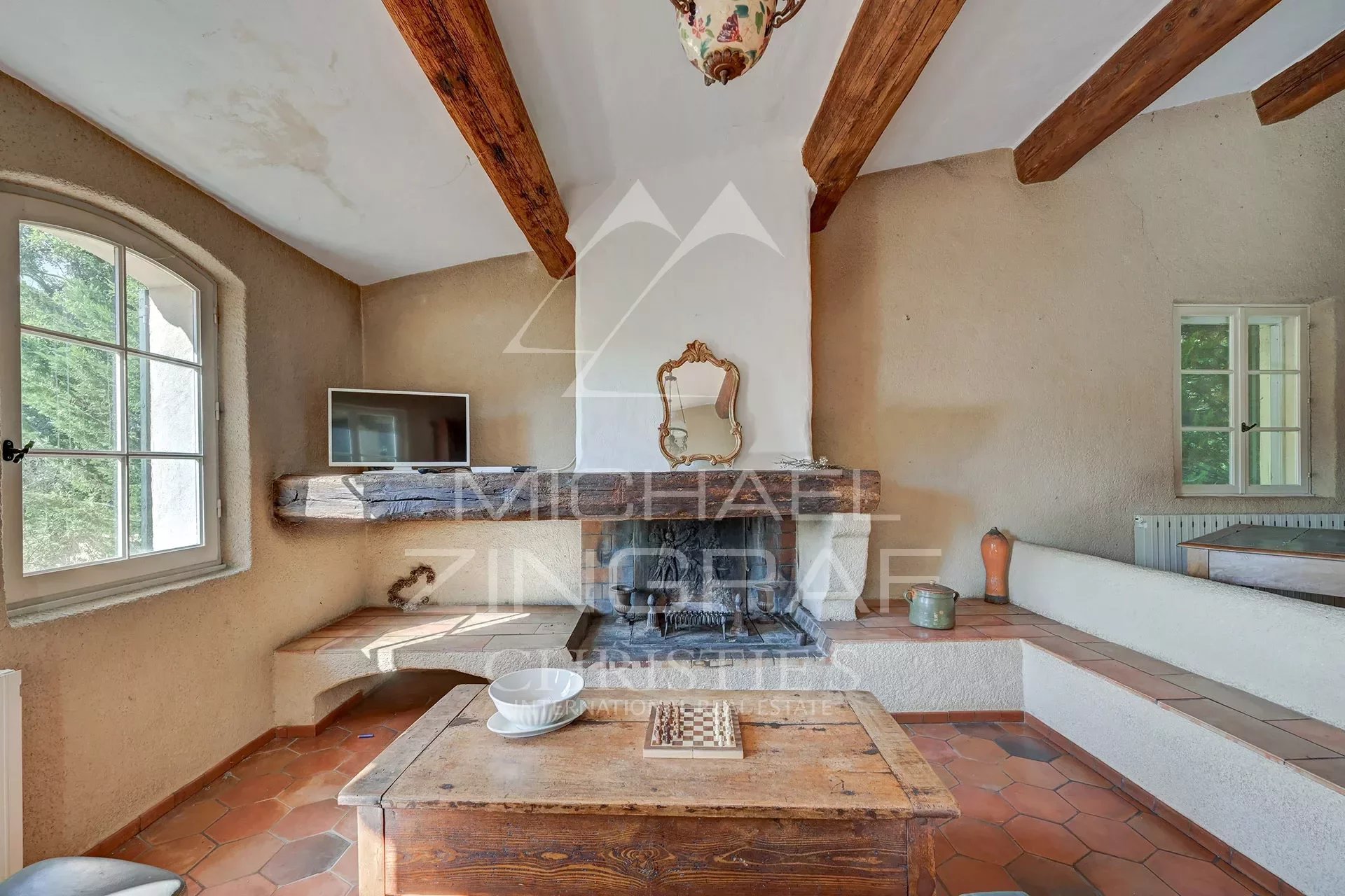 Property with a view of Lourmarin Castle