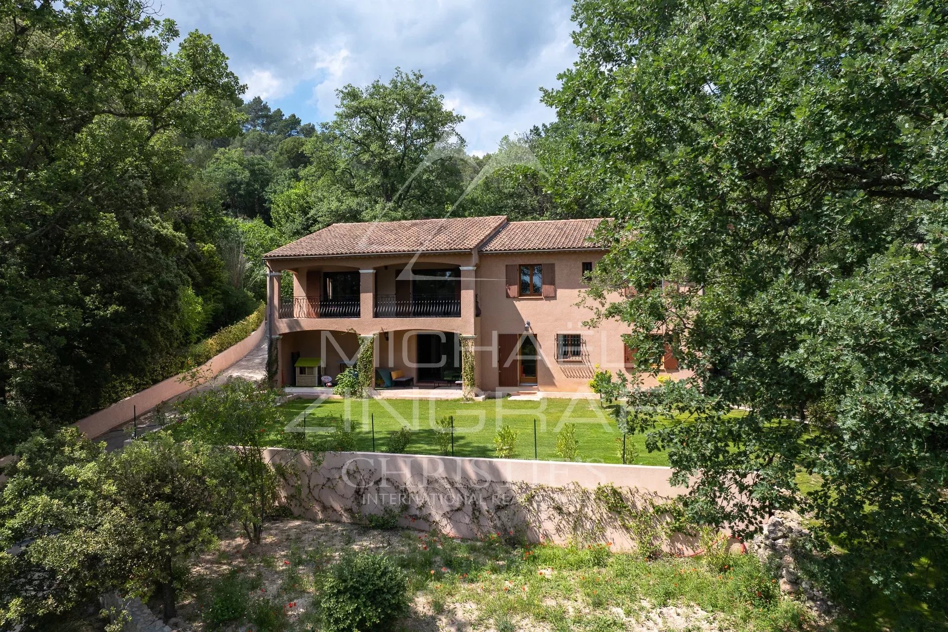 Sehr schöne Villa in der Nähe des Dorfes