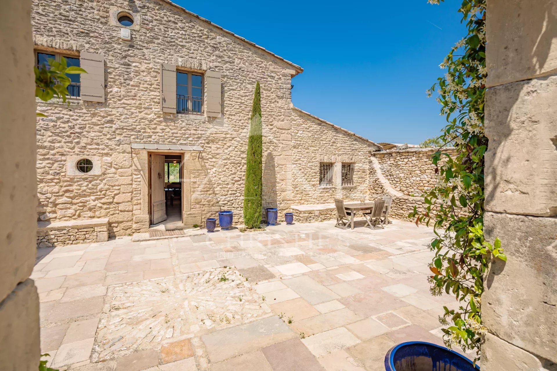 Gordes - Refined restored farmhouse with view