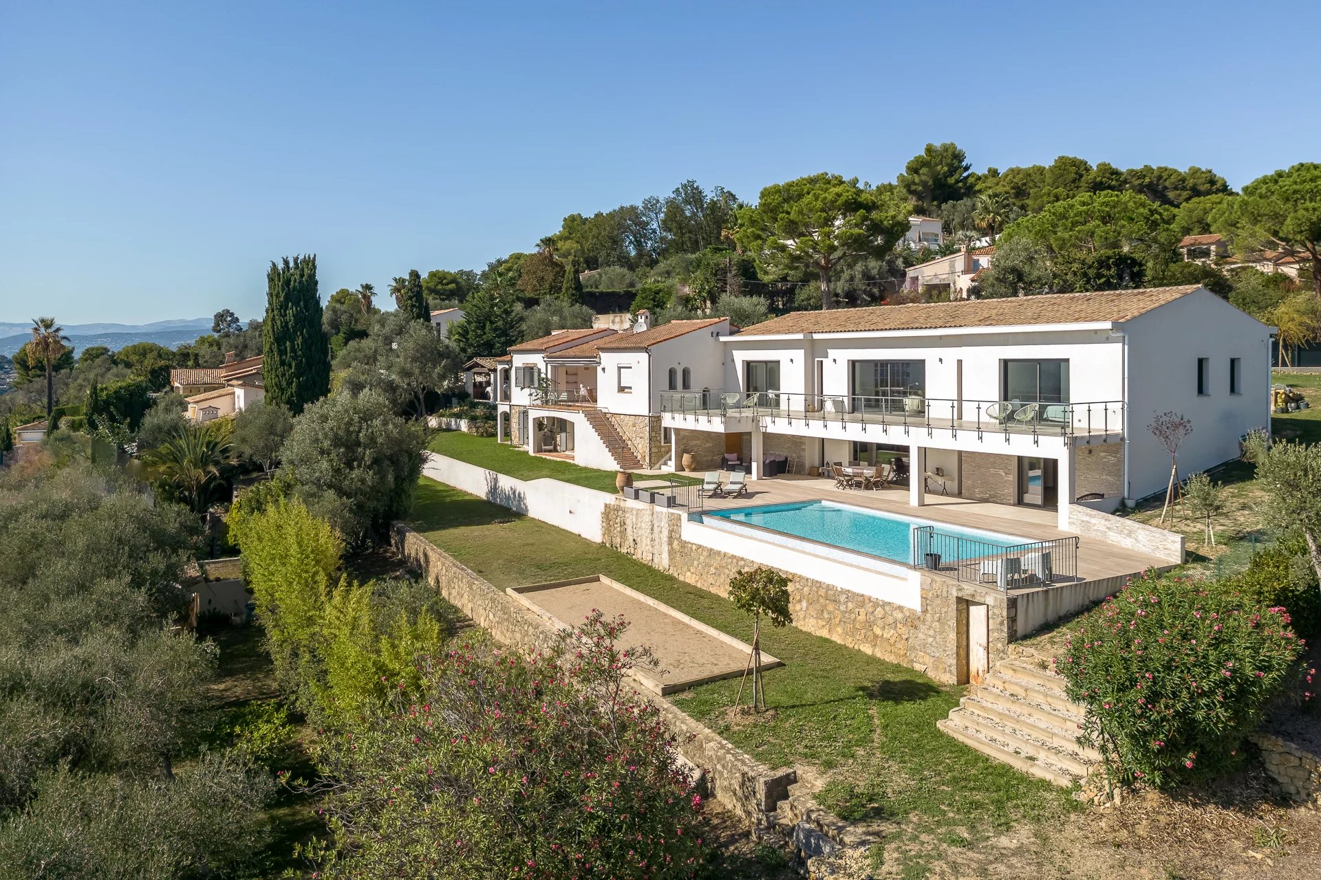 Villa contemporaine avec vue panoramique sur les collines et la mer