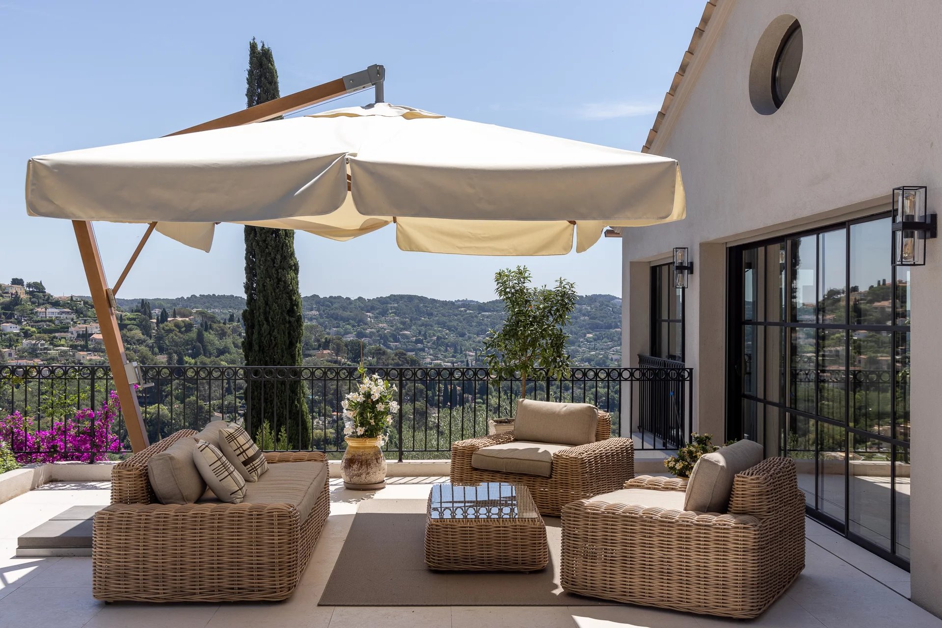 MOUGINS - Magnifique villa avec vue mer