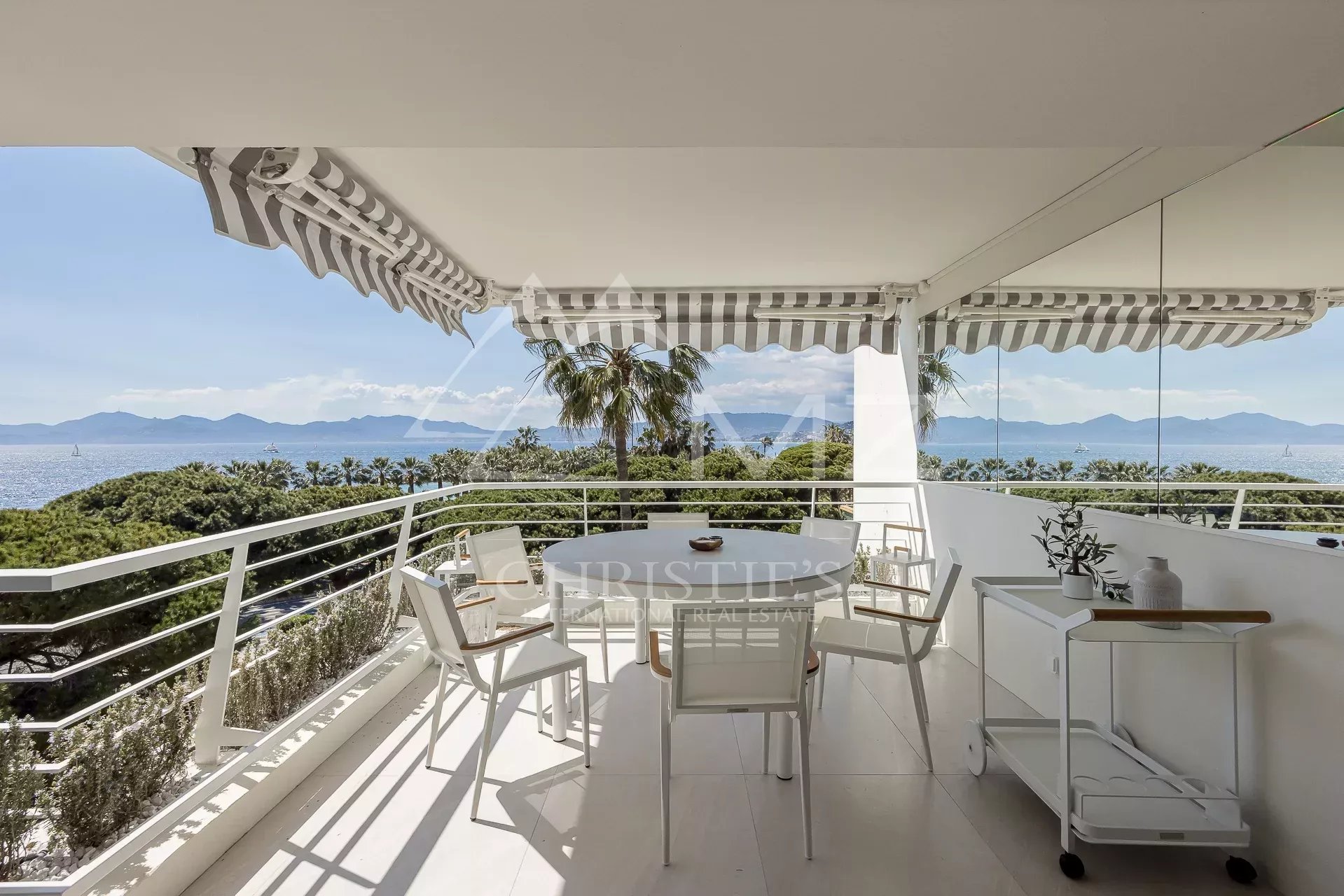 Cannes Croisette - Palm Beach - 4p fully renovated - Panoramic sea view.